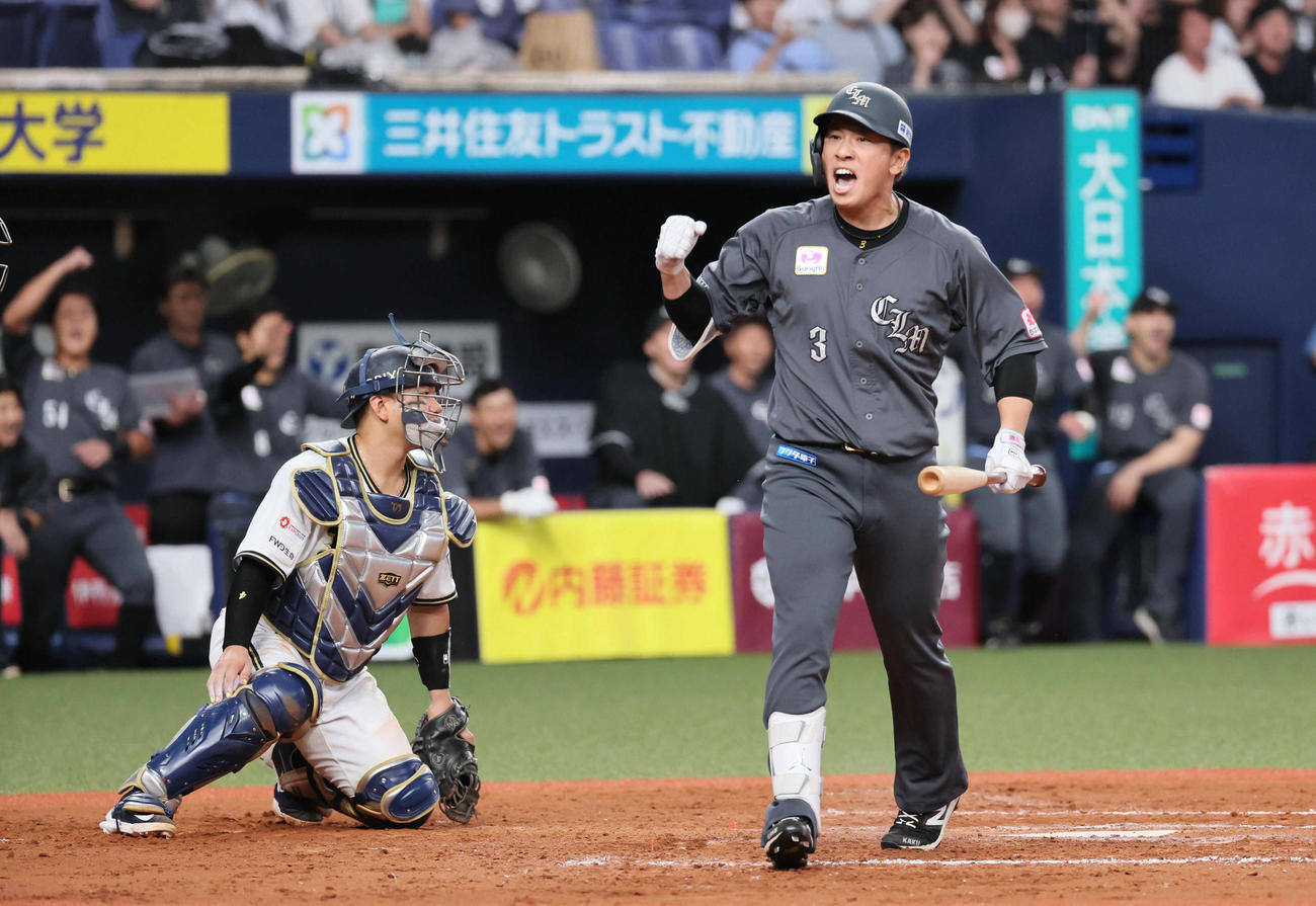 オリックス対ロッテ　9回表ロッテ2死満塁、代打角中は押し出し四球を選んでガッツポーズ（撮影・宮崎幸一）