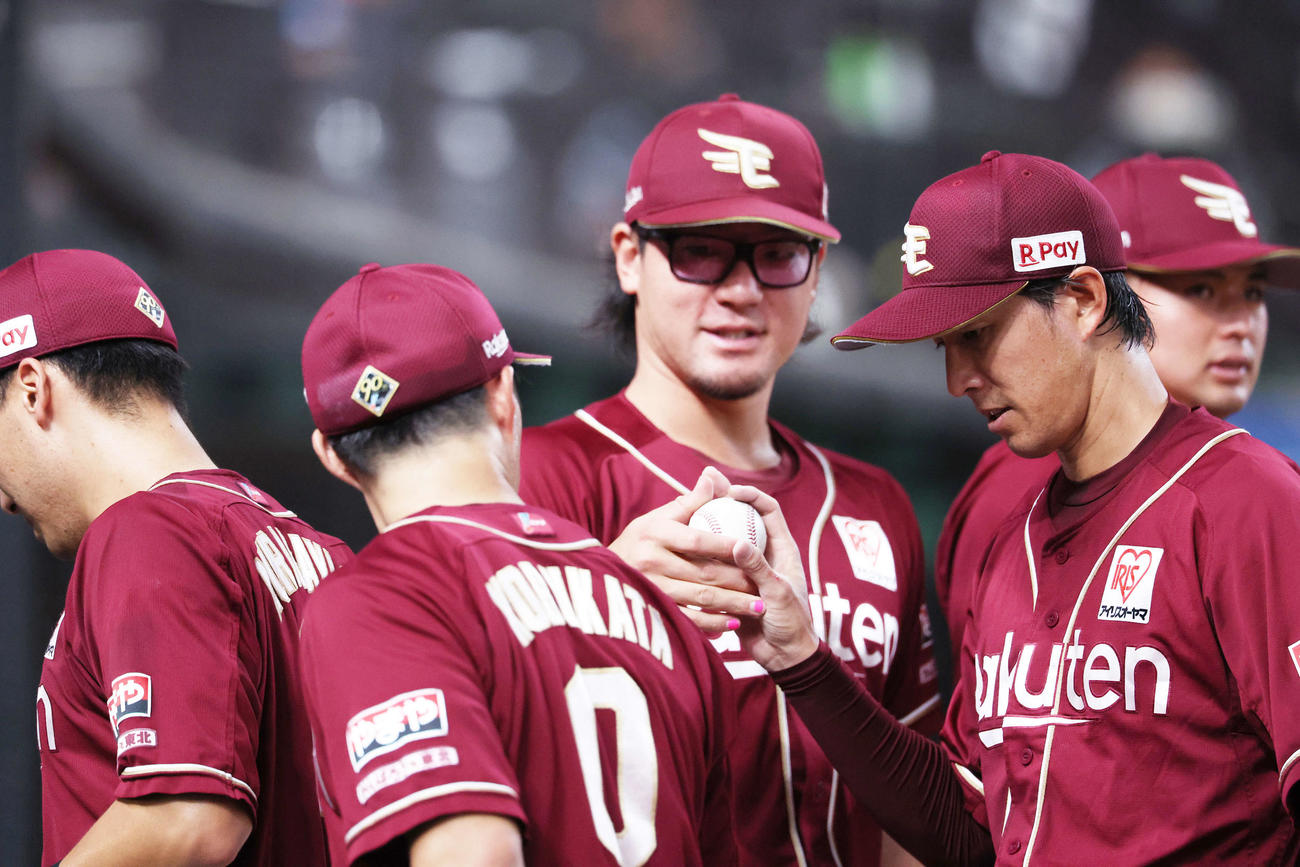 西武対楽天　4回裏を抑える岸（右）（撮影・河田真司）
