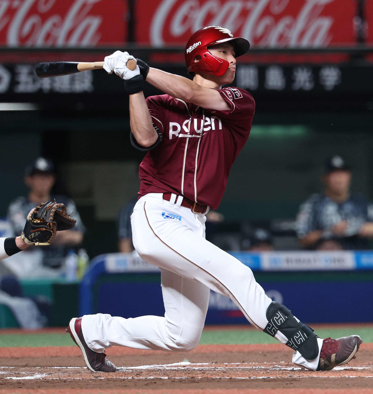 西武対楽天　6回表楽天無死二塁、右翼線に先制適時二塁打を放つ辰己（撮影・河田真司）