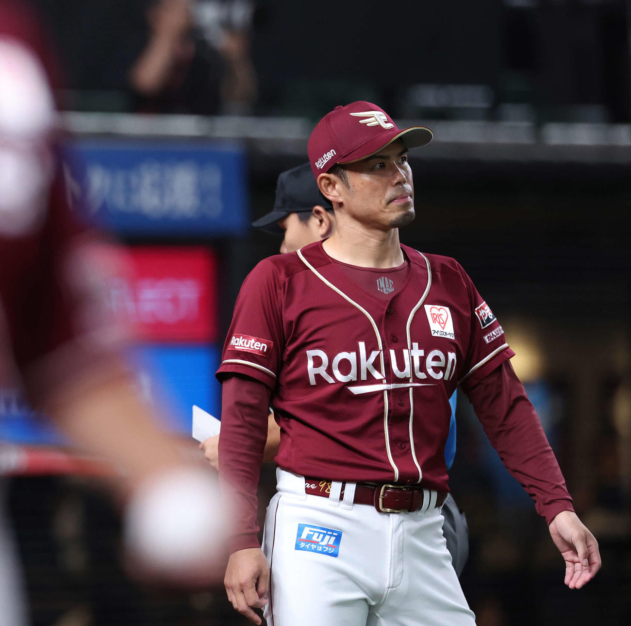 西武対楽天　7回裏西武2死一、三塁、選手交代を告げる今江監督（撮影・河田真司）