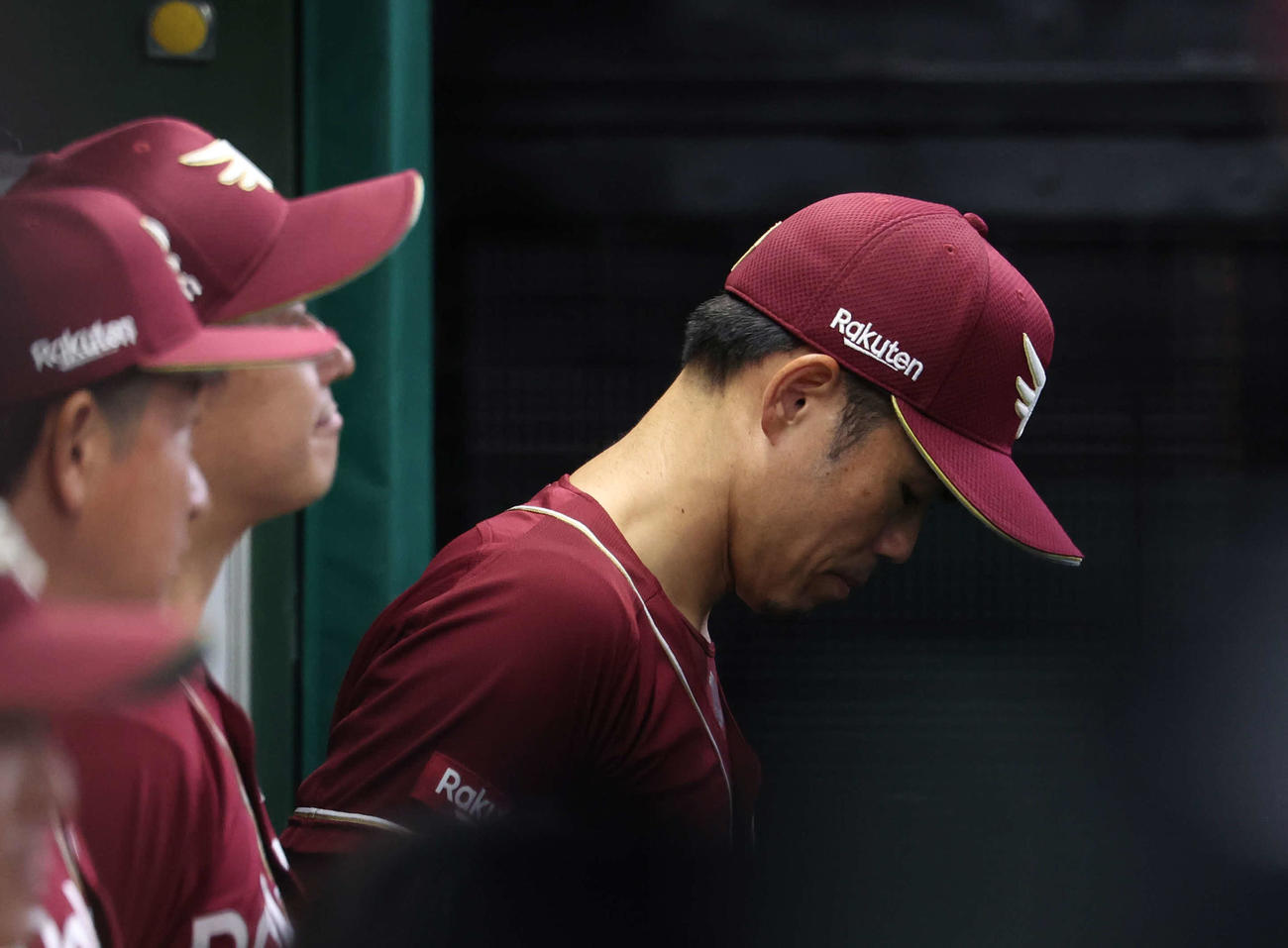 西武対楽天　9回表、表情を曇らせる今江監督（撮影・河田真司）