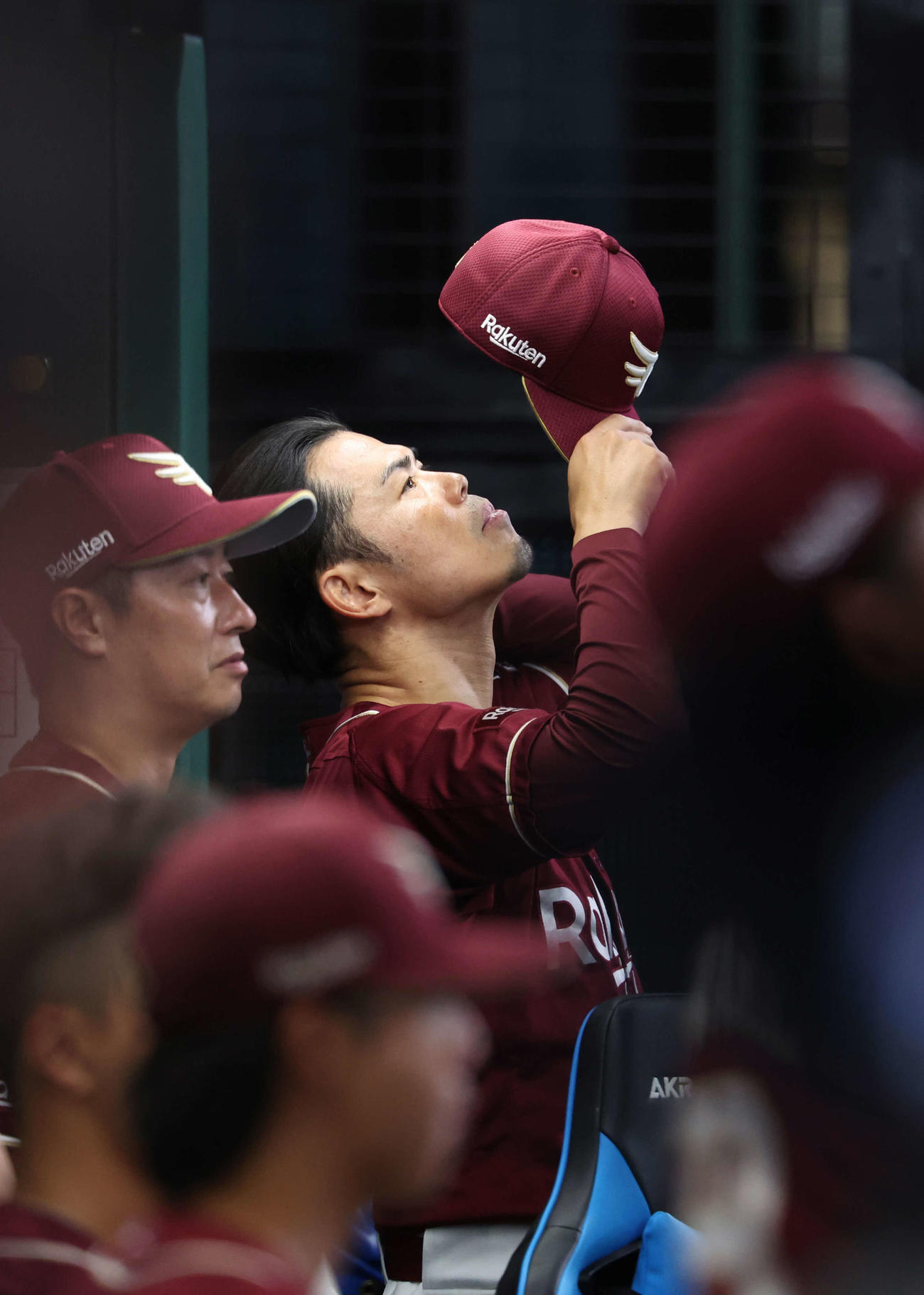 西武対楽天　3回表、戦況を見守る今江監督（撮影・河田真司）