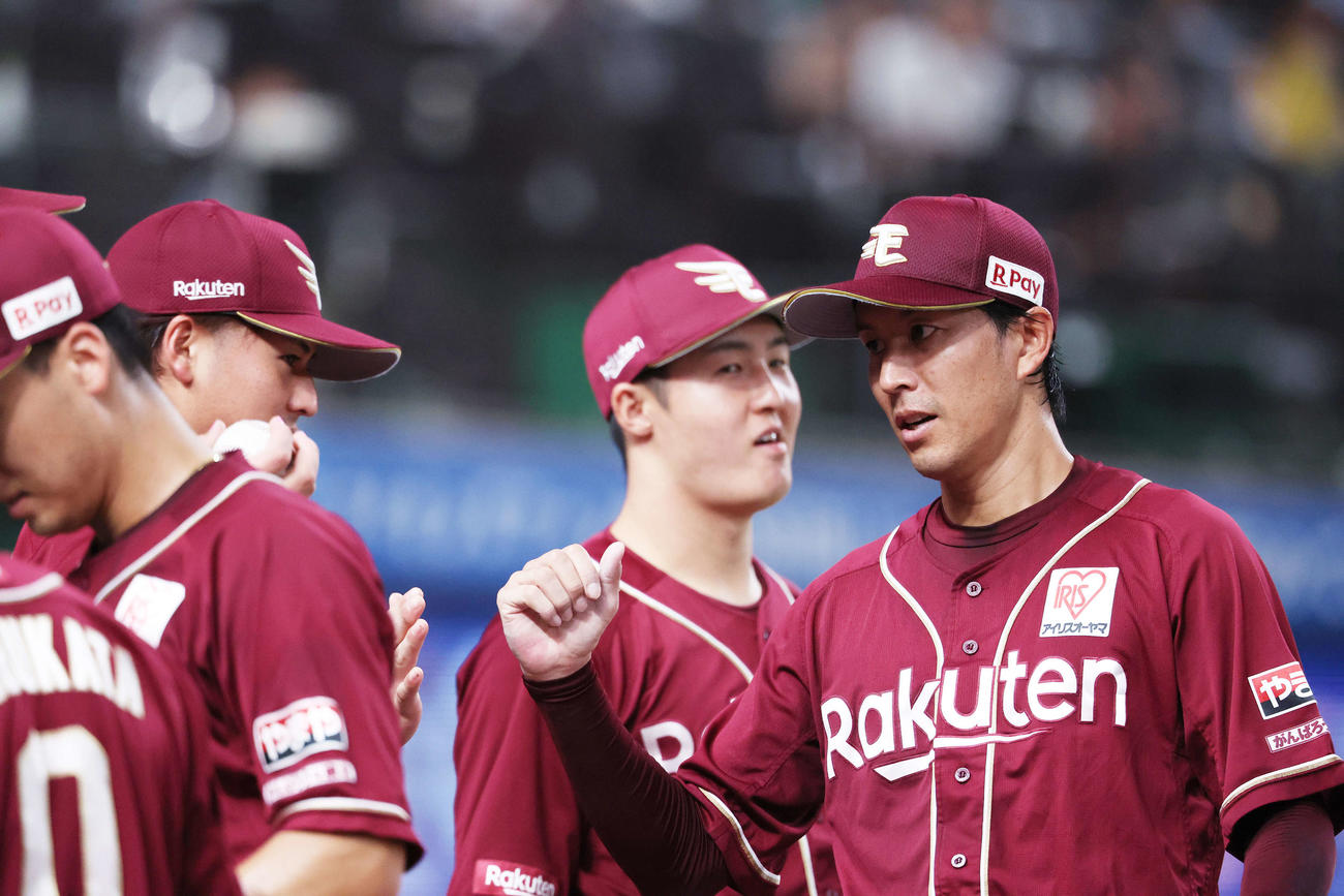 西武対楽天　4回裏を抑える岸（右）（撮影・河田真司）