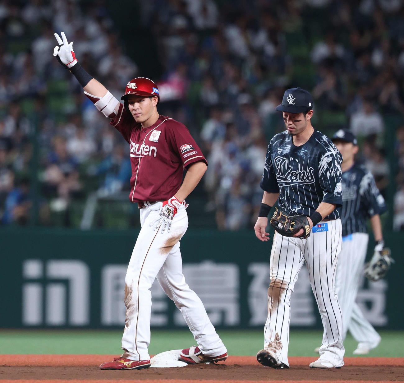 西武対楽天　6回表楽天無死、左翼線に二塁打を放ち出塁する中島（撮影・河田真司）