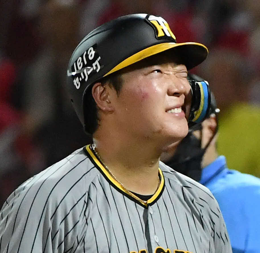 広島対阪神　9回表阪神無死、自打球が右ほおに当たり、痛そうな表情を見せる大山（撮影・岩下翔太）