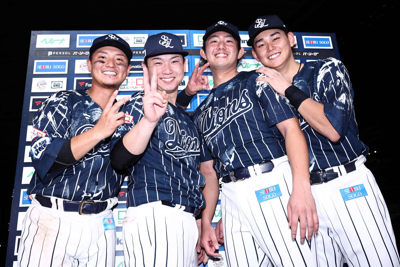 西武対楽天　楽天に勝利し、お立ち台で写真に納まる西武の、左から佐藤龍、古賀、今井、西川（撮影・河田真司）