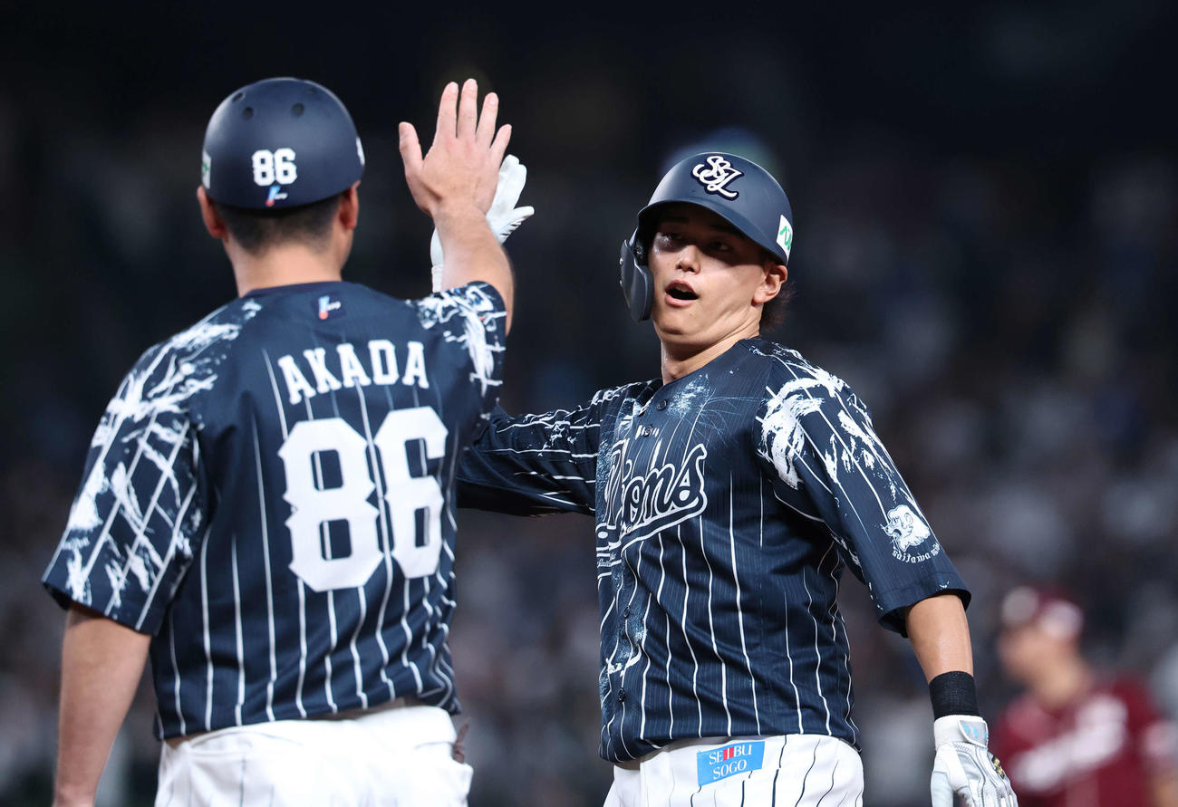 西武対楽天　7回裏西武2死一、三塁、右前適時打を放ち出塁する西川（撮影・河田真司）