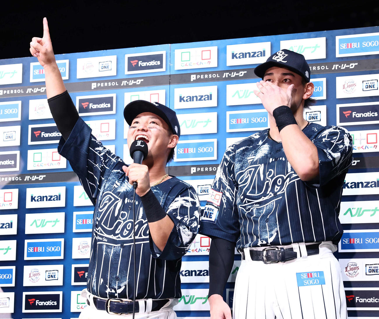 西武対楽天　楽天に勝利し、お立ち台に上がる佐藤龍（左）と西川（撮影・河田真司）