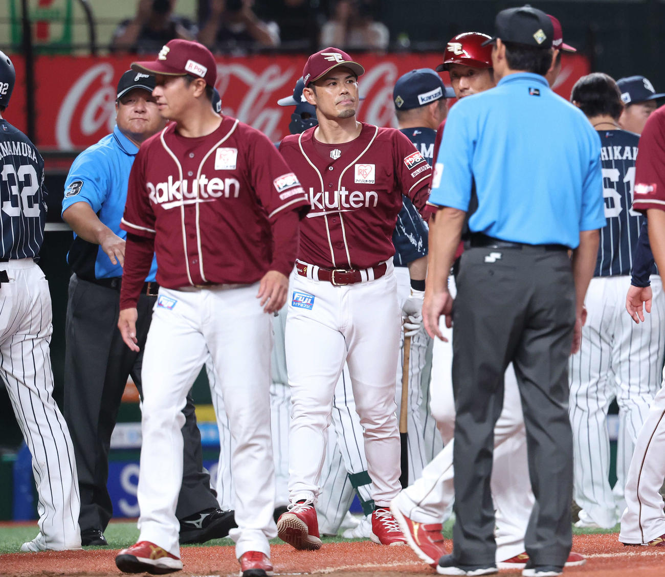 西武対楽天　8回裏西武無死、渡辺監督代行の抗議の止めに入る今江監督（撮影・河田真司）