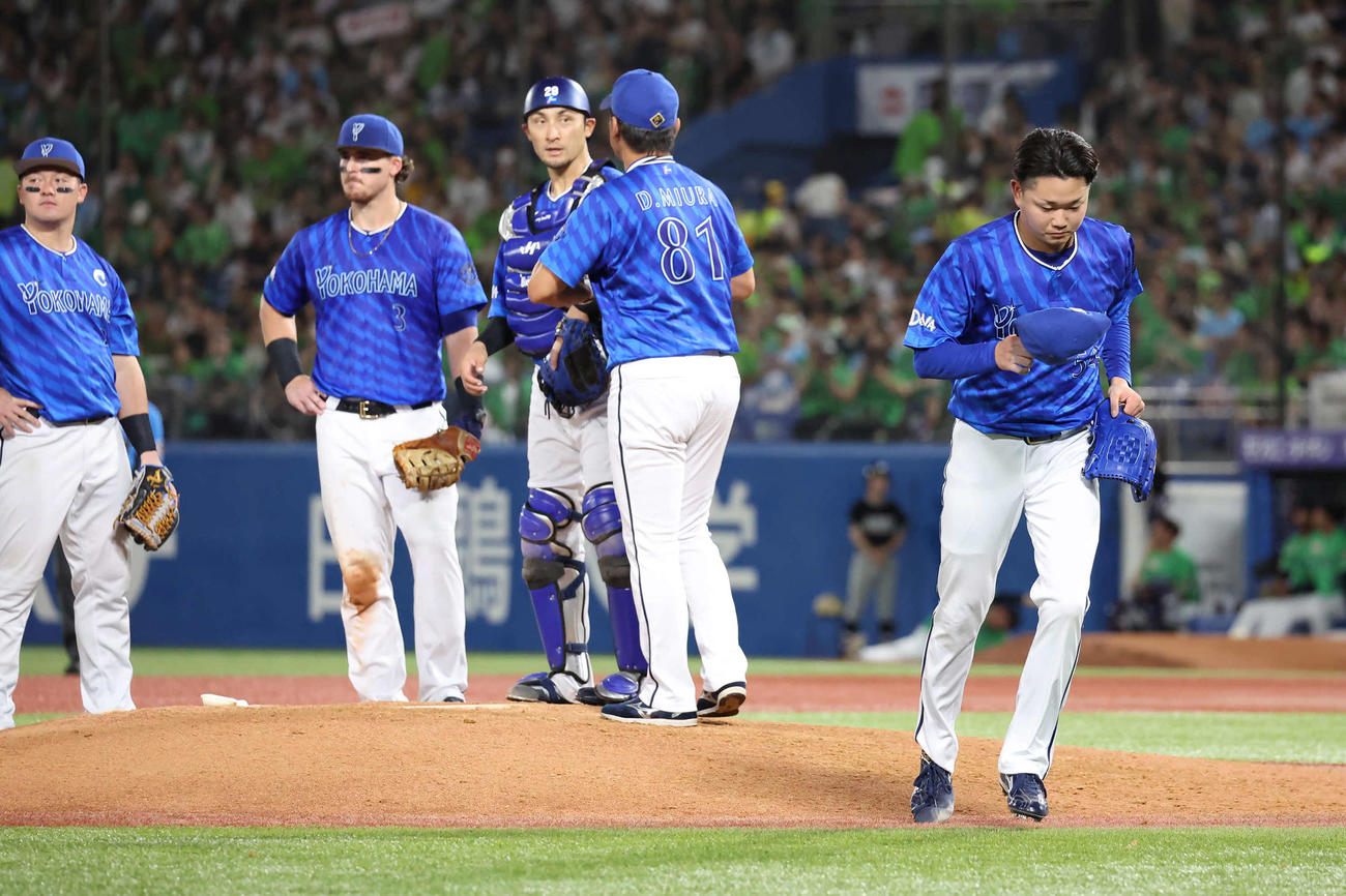 ヤクルト対DeNA 4回途中、7安打で3点を失って降板する先発石田裕（右端）（撮影・丹羽敏通）
