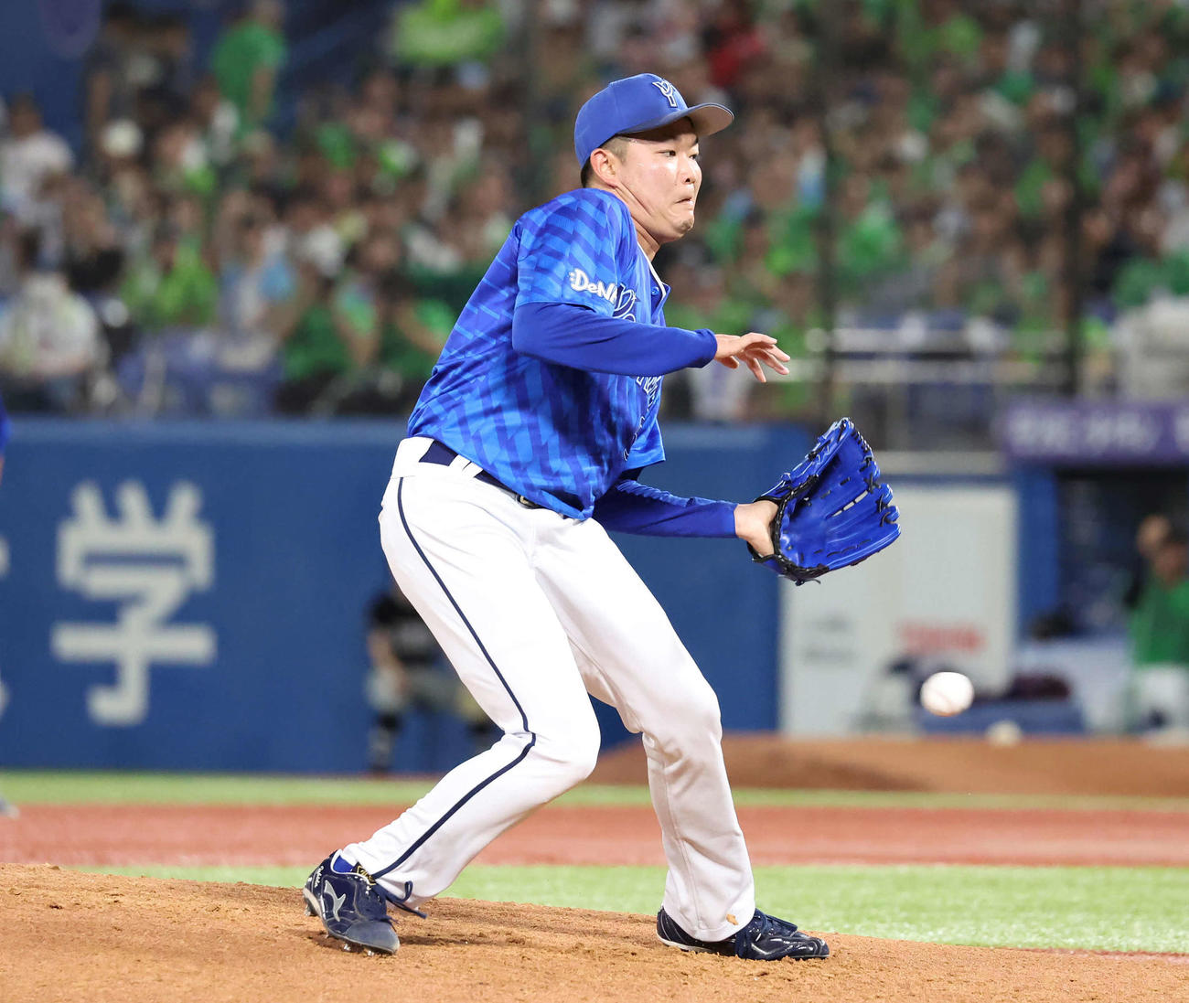 ヤクルト対DeNA 2回裏ヤクルト2死、山田の打球に先発石田裕がグラブを出すが中前に達する（撮影・丹羽敏通）