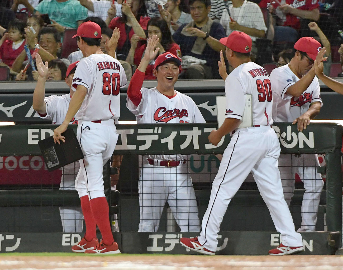 広島対阪神　阪神に勝利し、コーチ陣と笑顔でタッチを交わす新井監督（中央）（撮影・岩下翔太）