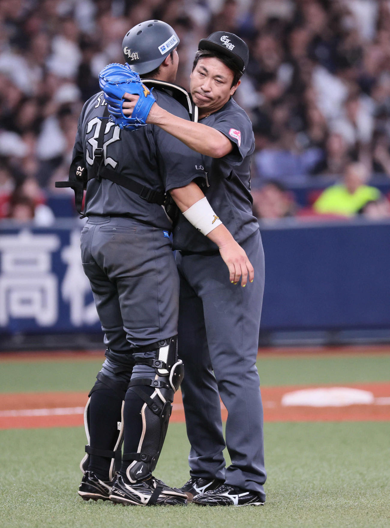 オリックス対ロッテ　9回表ロッテ1死満塁のピンチをしのいで20セーブ目を挙げた益田（右）は佐藤と抱き合う（撮影・宮崎幸一）