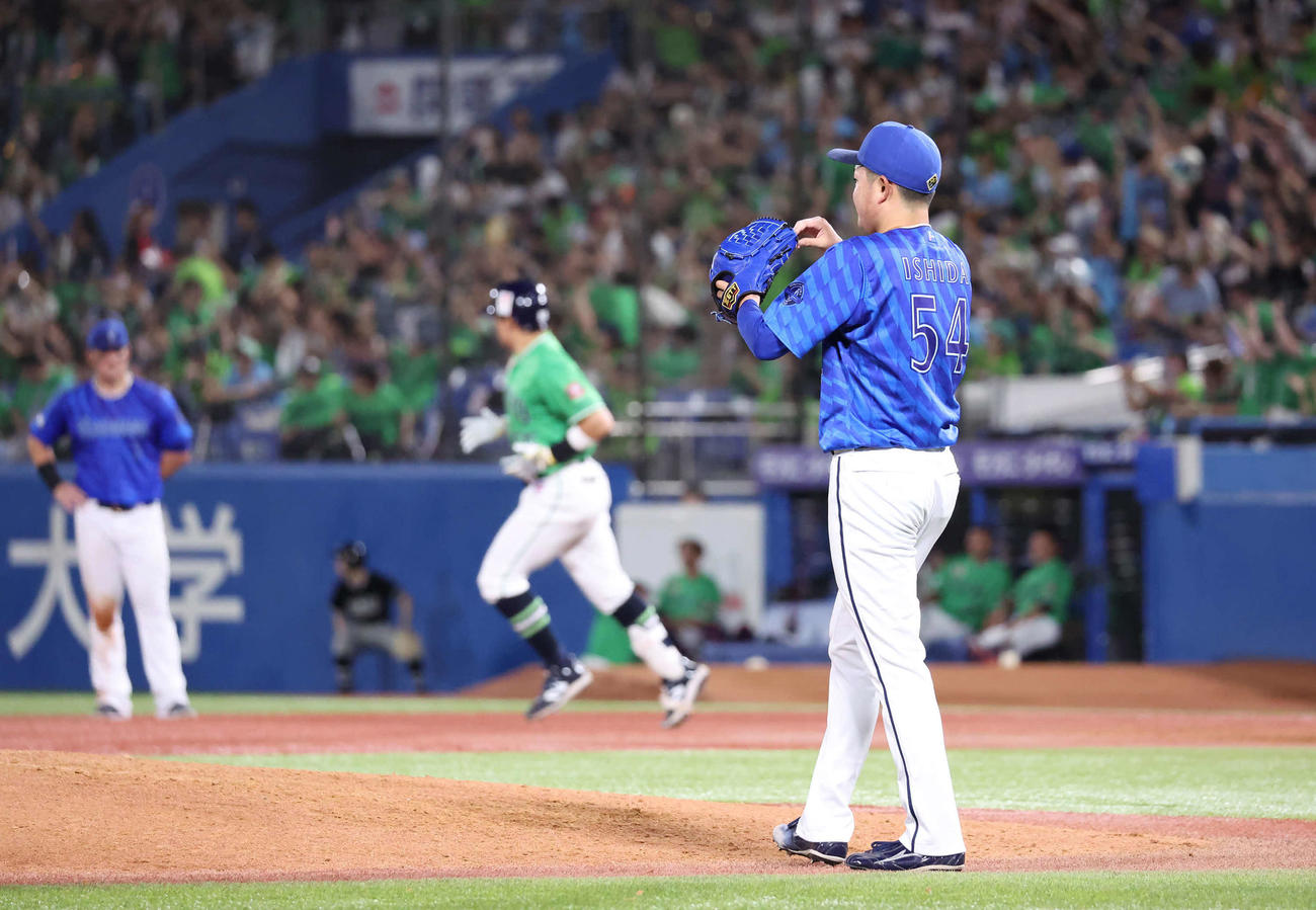 ヤクルト対DeNA 3回裏ヤクルト2死二塁、村上に2点本塁打を打たれた先発石田裕（撮影・丹羽敏通）