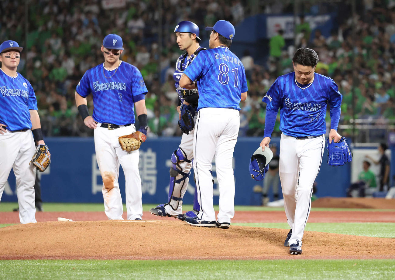 ヤクルト対DeNA 4回途中、7安打で3点を失って降板する先発石田裕（右端）（撮影・丹羽敏通）