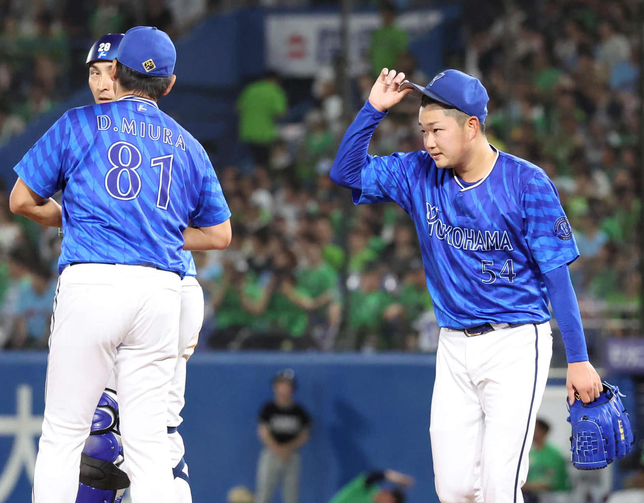 ヤクルト対DeNA 4回途中、降板する先発石田裕（右）。左は三浦監督（撮影・丹羽敏通）