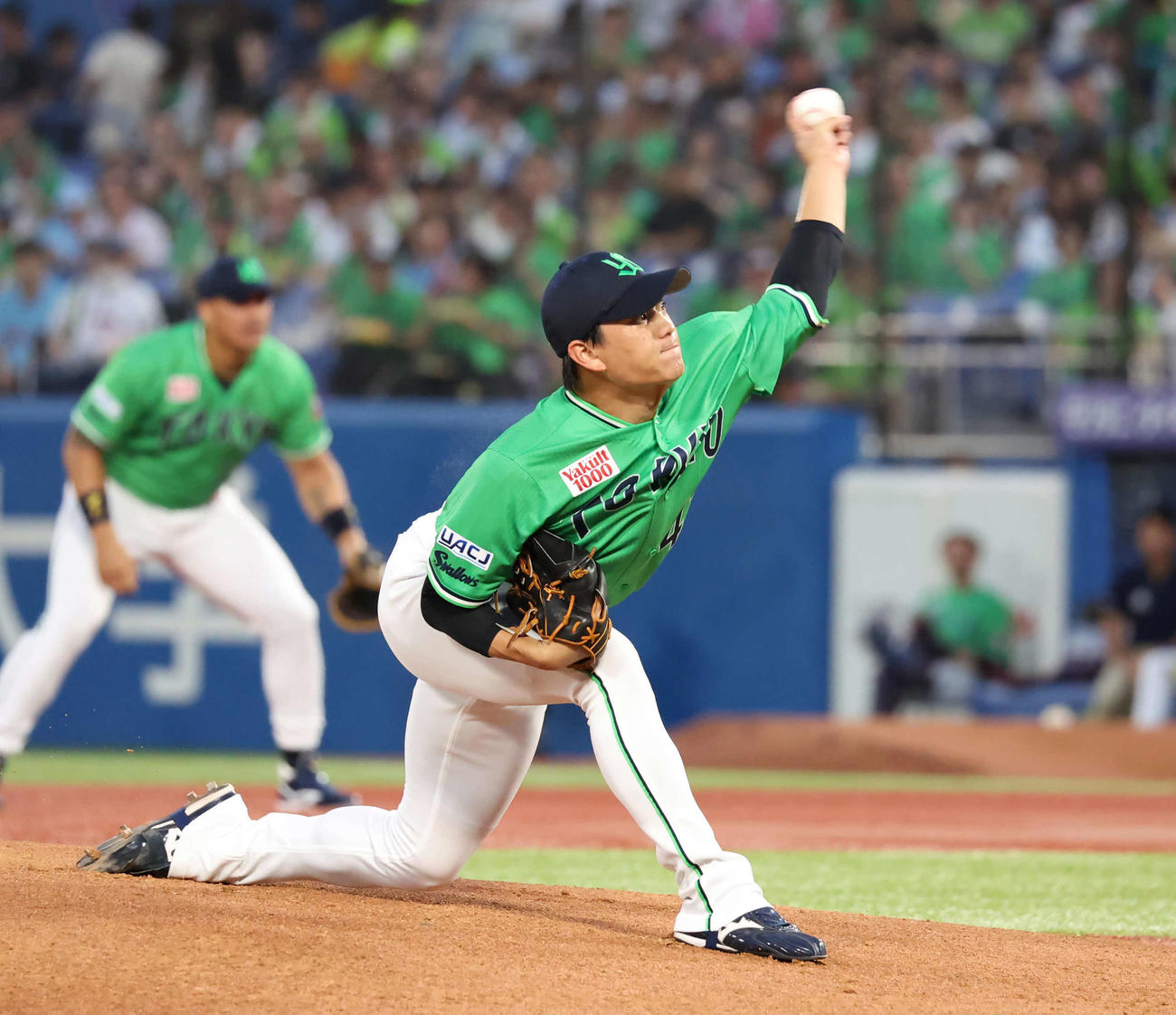 ヤクルト対DeNA　力投するヤクルト先発高橋（撮影・丹羽敏通）