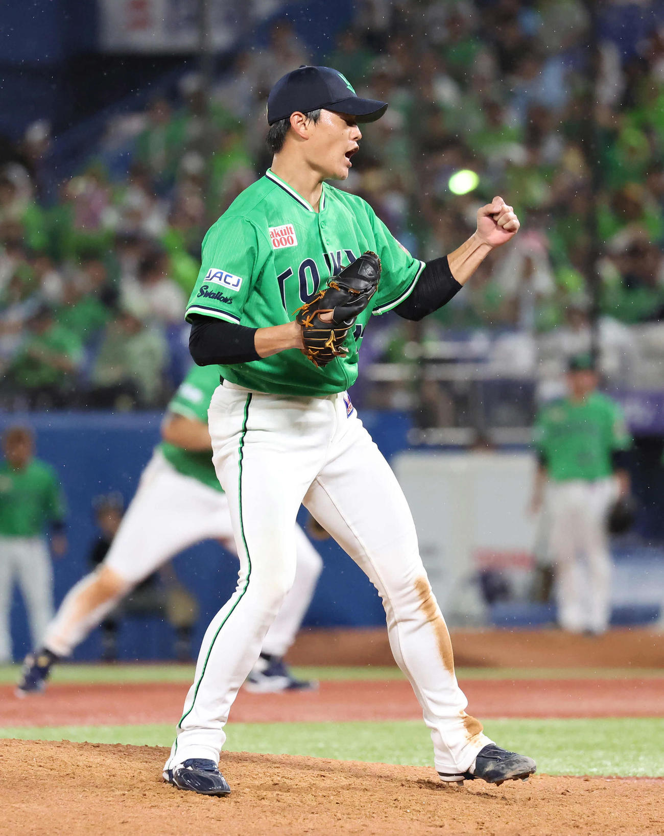 ヤクルト対DeNA 7回表DeNA2死二塁、佐野を空振り三振に仕留めてガッツポーズを決める先発高橋（撮影・丹羽敏通）