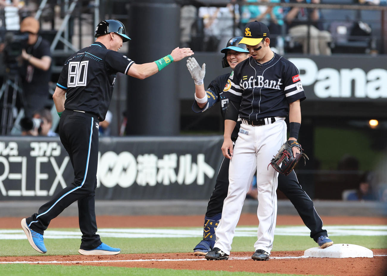 日本ハム対ソフトバンク　7回裏日本ハム1死満塁、上川畑は適時三塁打を放ち笑顔を見せる（撮影・佐藤翔太）