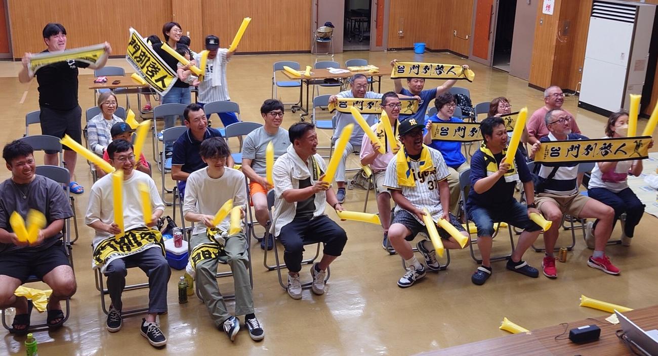 阪神門別啓人の地元・北海道日高町で行われたパブリック・ビューイングの様子（提供写真）