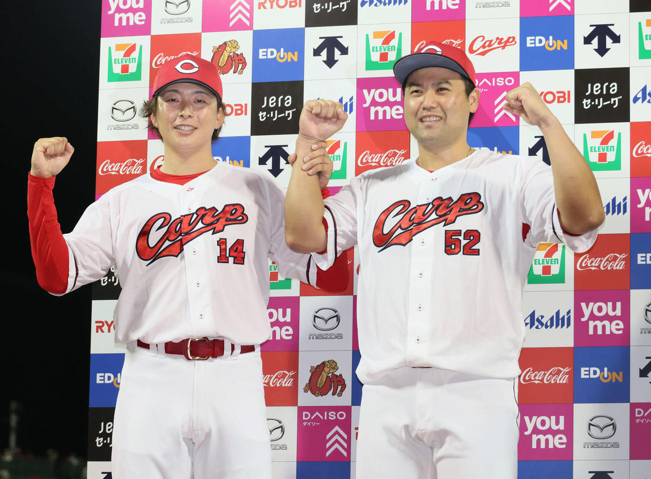 広島対阪神　お立ち台でポーズを決める大瀬良（左）と末包（撮影・加藤孝規）