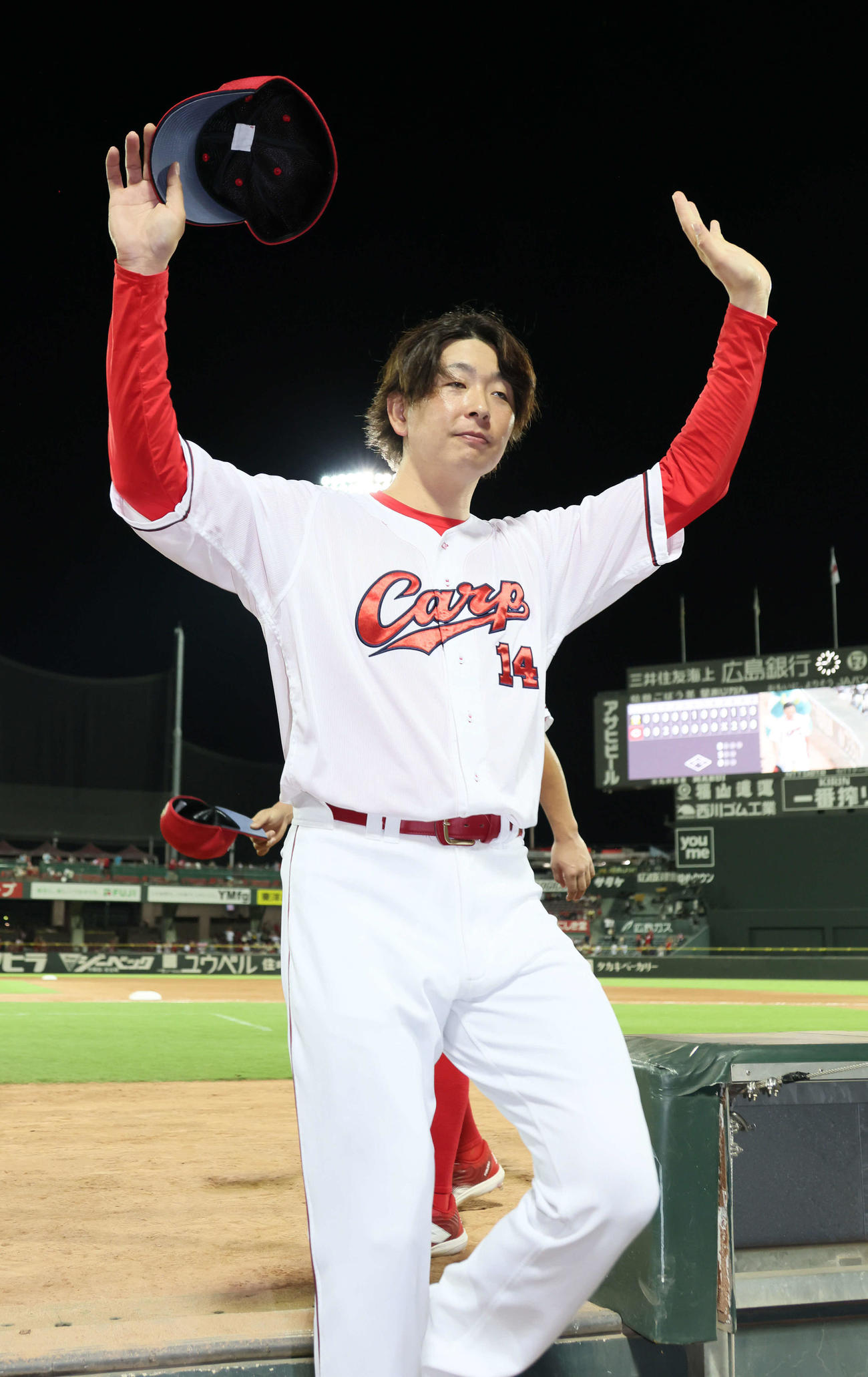 広島対阪神　ファンの声援に応える大瀬良（撮影・加藤孝規）