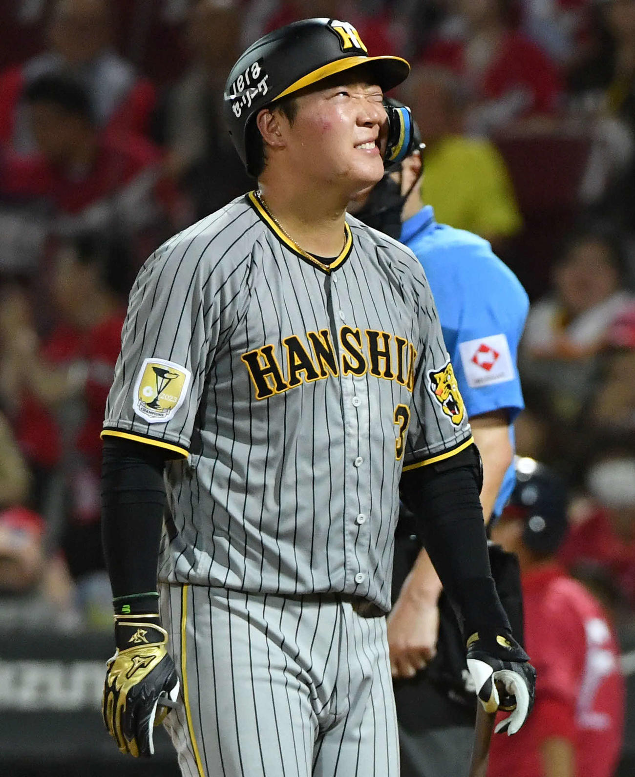 広島対阪神　9回表阪神無死、自打球が右ほおに当たり、痛そうな表情を見せる大山（撮影・岩下翔太）