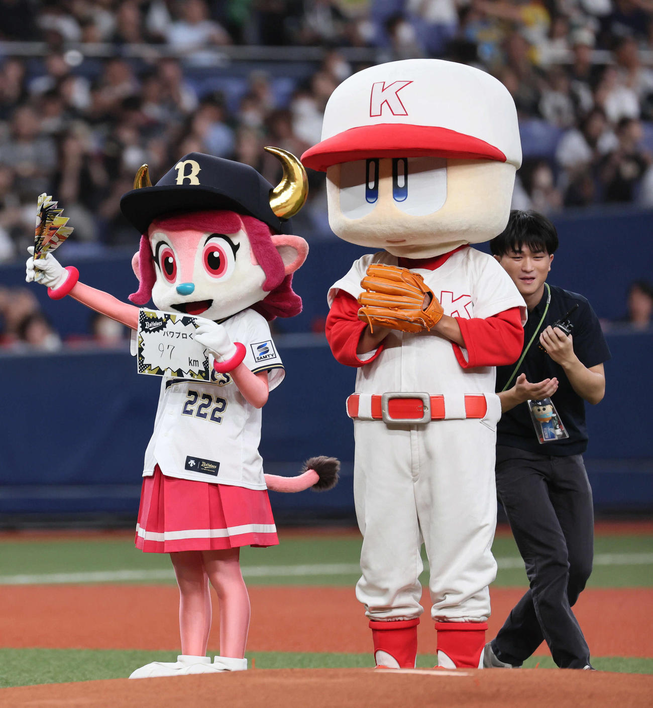 オリックス対ロッテ　スピードガンコンテストに登板したパワプロくんは97キロを計測する（撮影・宮崎幸一）