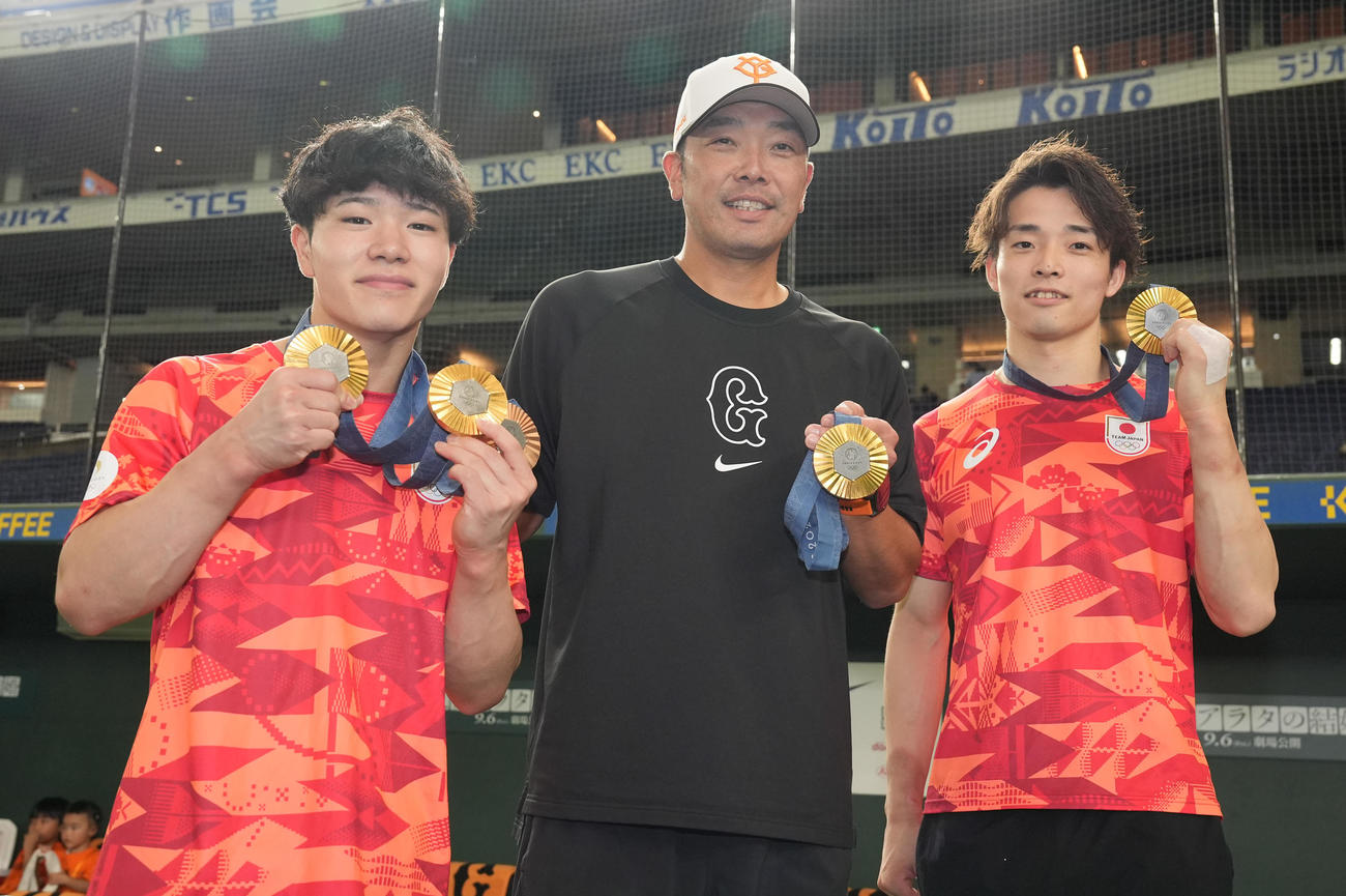 パリ五輪のメダルを手に巨人阿部監督（中央）と記念撮影する岡（左）と杉野（撮影・鈴木みどり）
