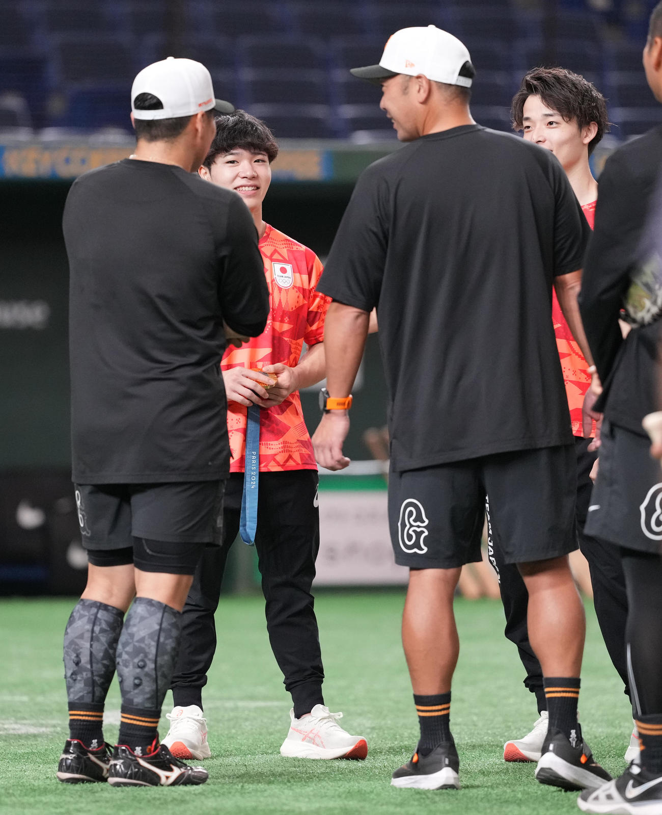 巨人阿部監督（右手前）、浅野（左手前）と談笑するパリ五輪体操男子日本代表の岡（左奥）と杉野（撮影・鈴木みどり）