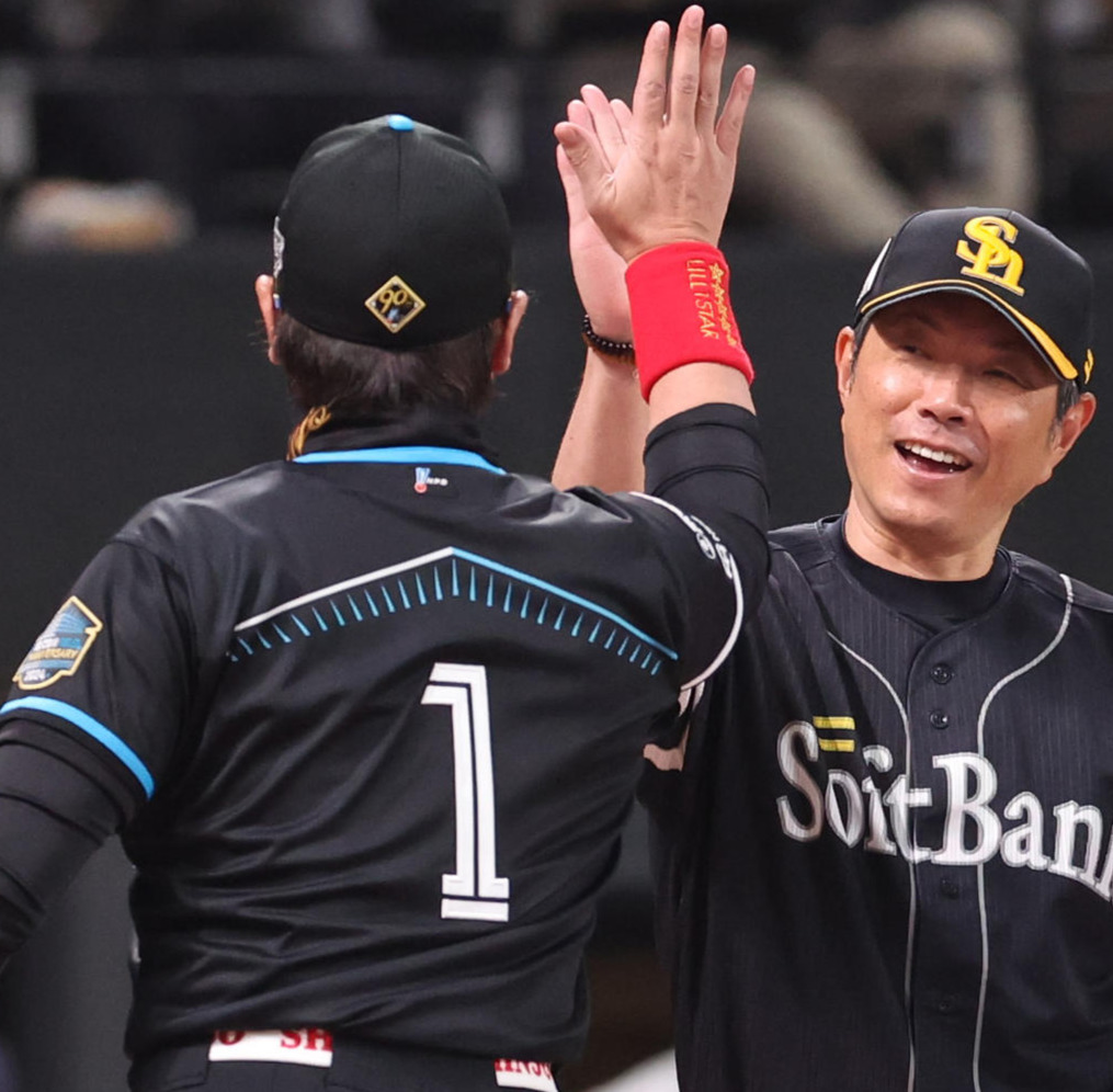 2024年8月23日、日本ハム対ソフトバンク　メンバー表を交換しハイタッチをする日本ハム新庄監督（左手前）とソフトバンク小久保監督