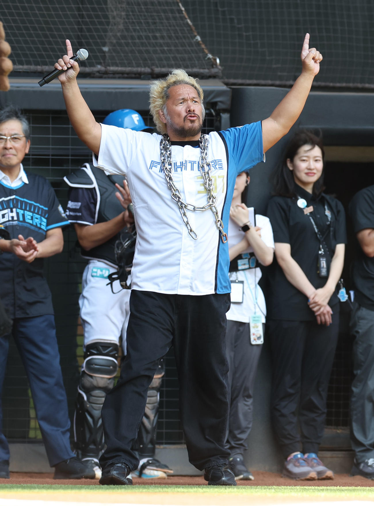 日本ハム対ソフトバンク　ファーストピッチセレモニーに登場する新日本プロレスの真壁（撮影・佐藤翔太）