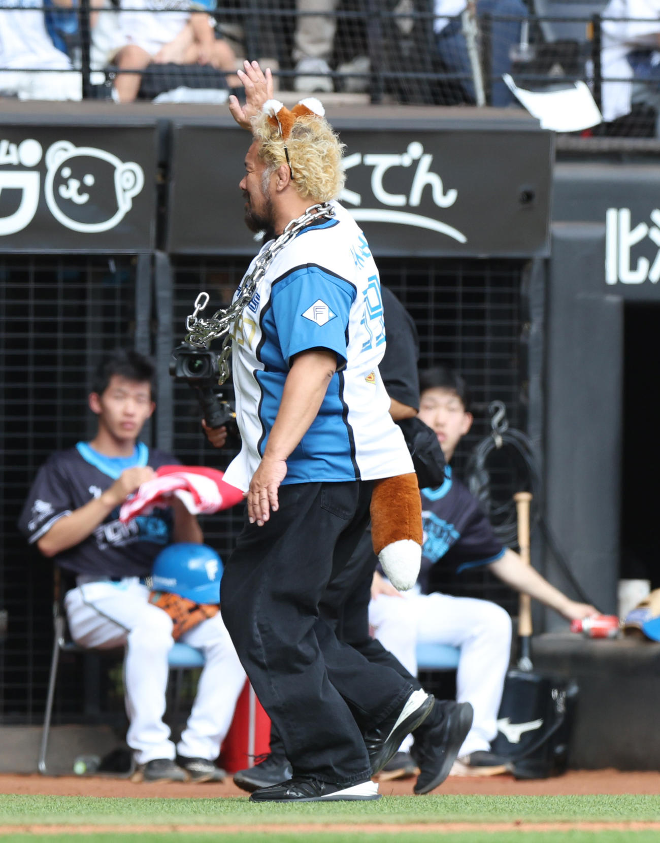 日本ハム対ソフトバンク　「きつねダンス」を披露する新日本プロレスの真壁（撮影・佐藤翔太）