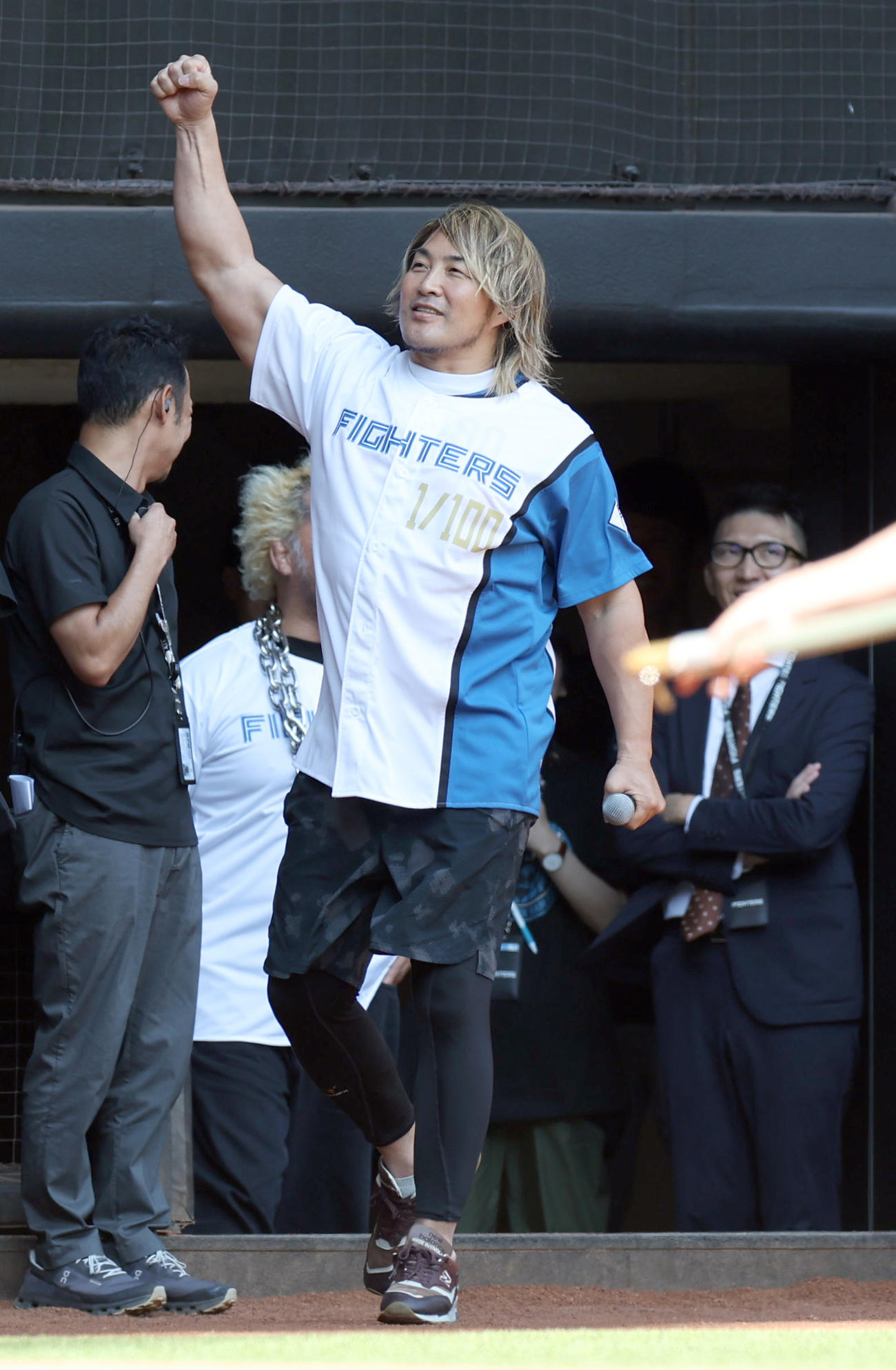 日本ハム対ソフトバンク　ファーストピッチセレモニーに登場する新日本プロレスから選手兼社長の棚橋（撮影・佐藤翔太）