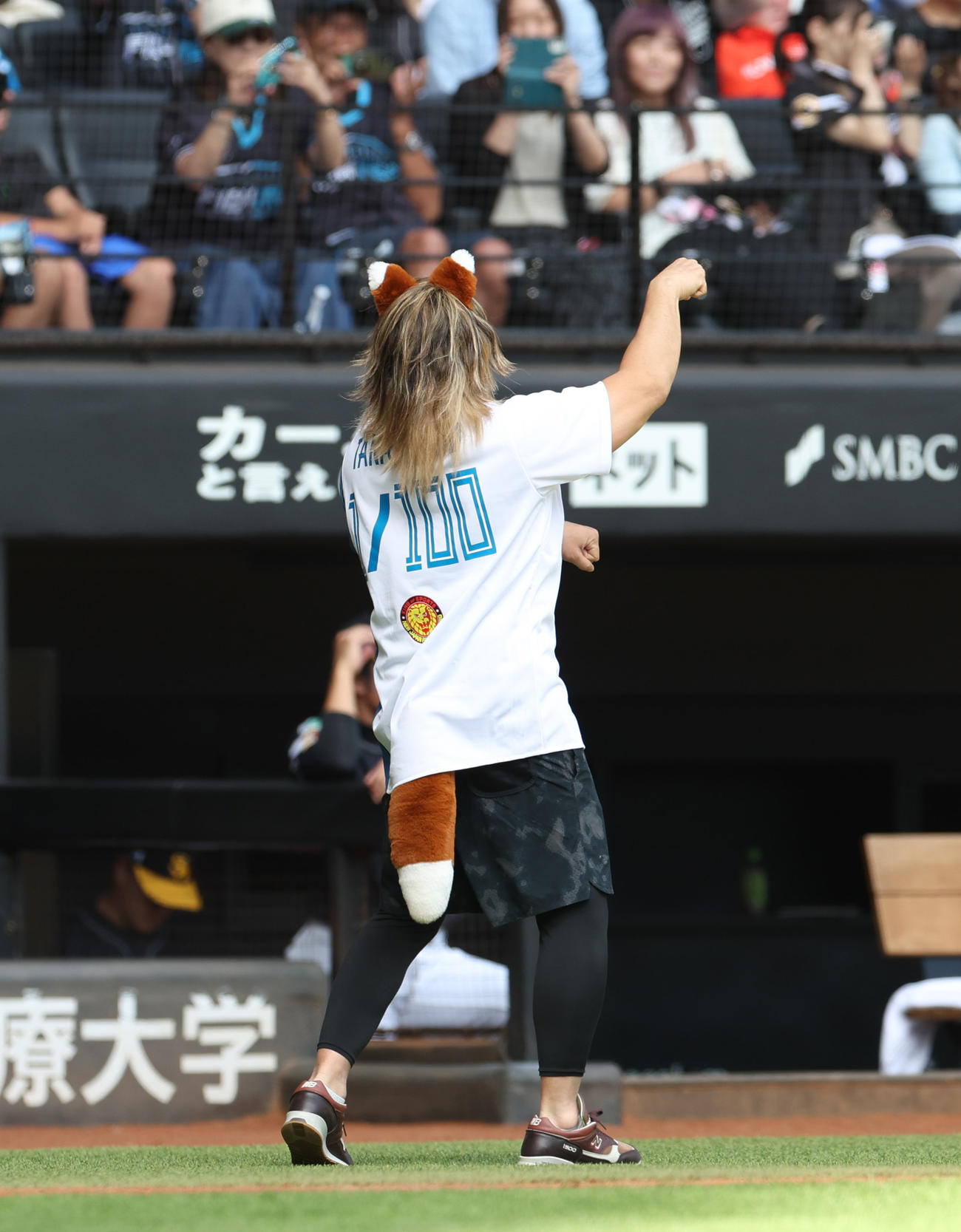 日本ハム対ソフトバンク　「きつねダンス」を披露する新日本プロレスから選手兼社長の棚橋（撮影・佐藤翔太）
