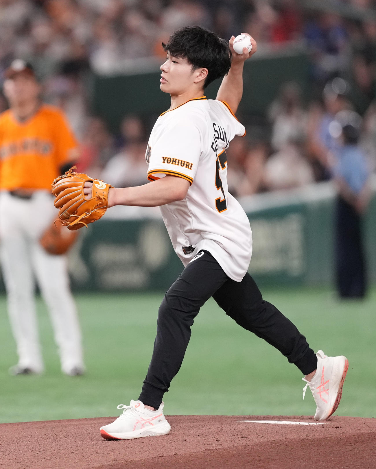 巨人対中日　始球式で投球するパリ五輪体操男子日本代表の岡（撮影・鈴木みどり）