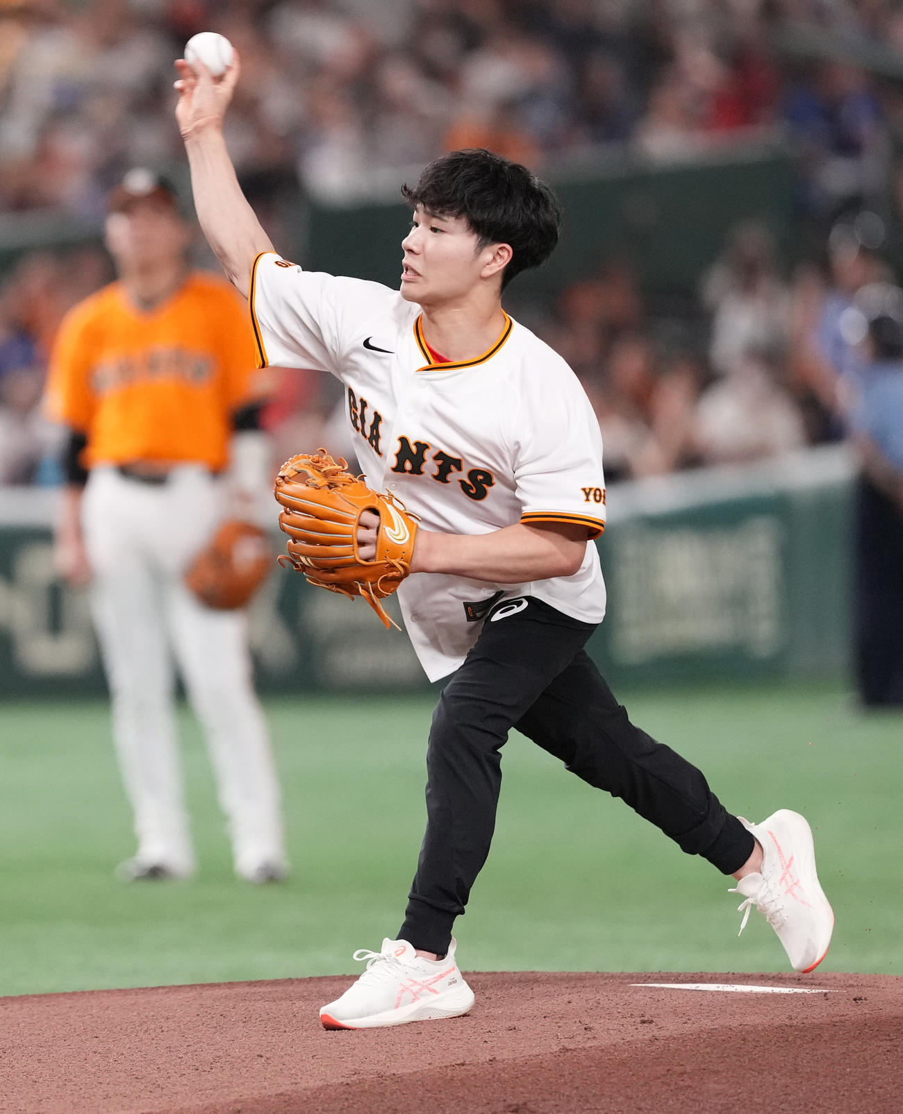 巨人対中日　始球式で投球するパリ五輪体操男子日本代表の岡（撮影・鈴木みどり）