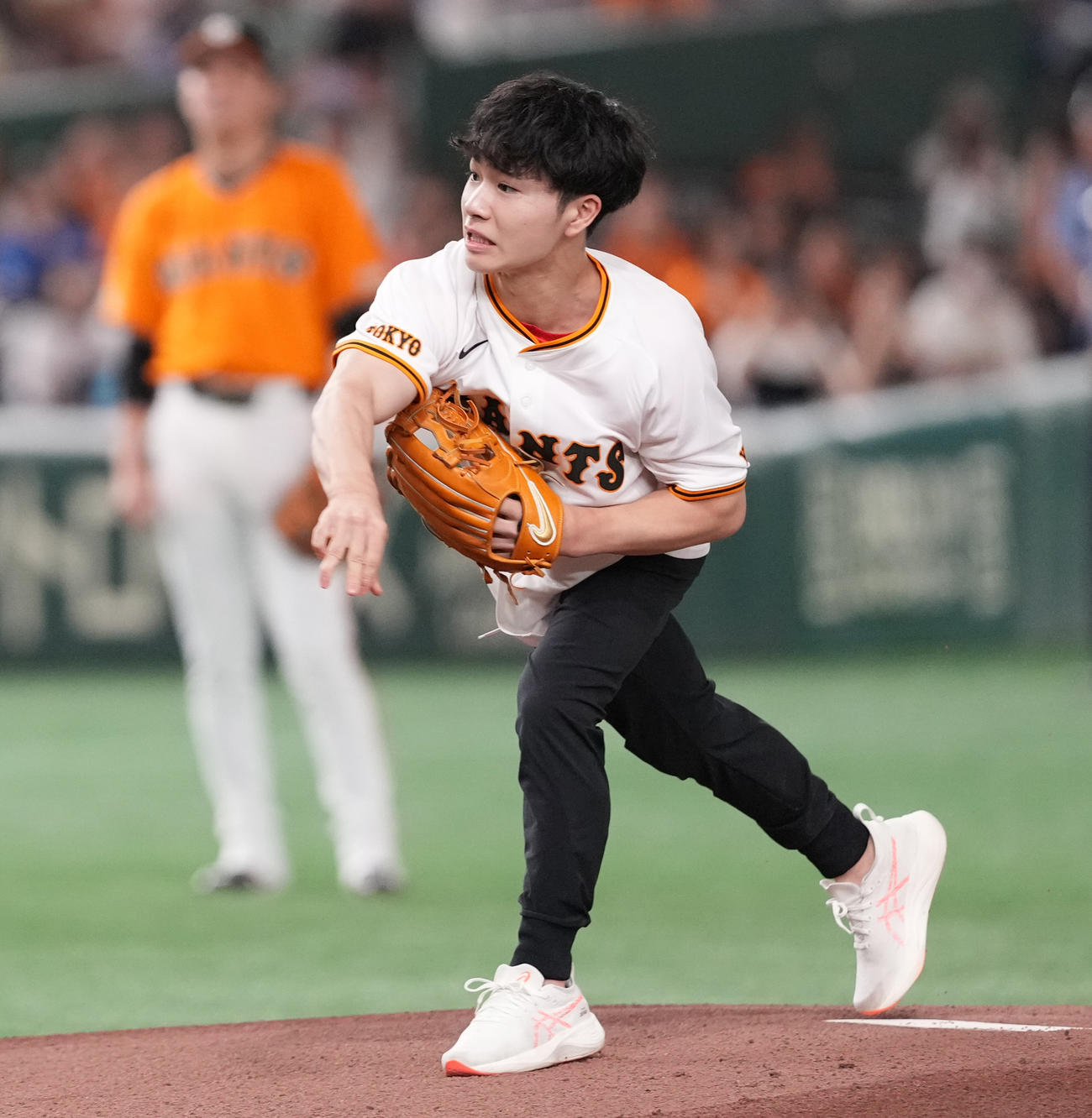 巨人対中日　始球式で投球するパリ五輪体操男子日本代表の岡（撮影・鈴木みどり）