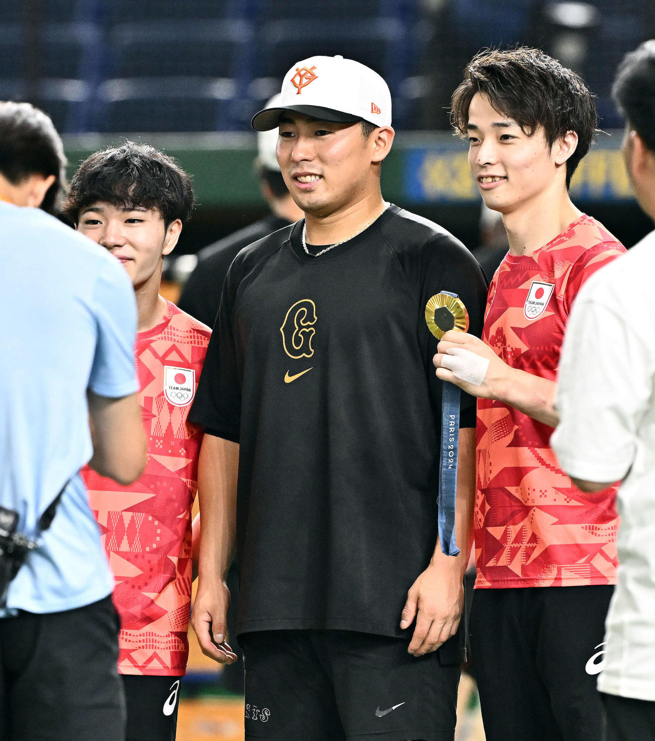 巨人対中日　試合前練習を訪れたパリオリンピック体操男子日本代表の岡（左）と杉野（右）は巨人浅野と記念撮影する（撮影・滝沢徹郎）