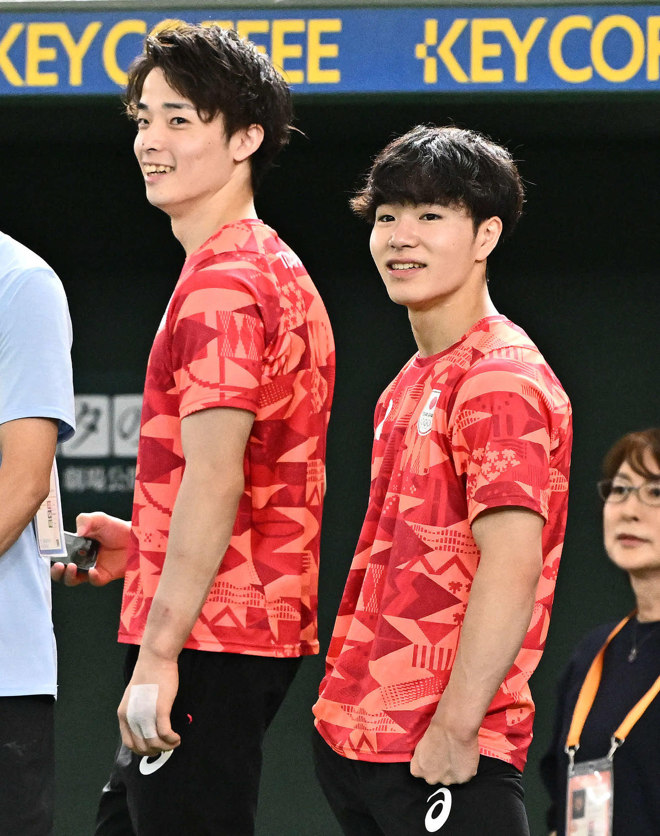 巨人対中日　試合前練習を見学するパリオリンピック体操男子日本代表の杉野（左）と岡（撮影・滝沢徹郎）