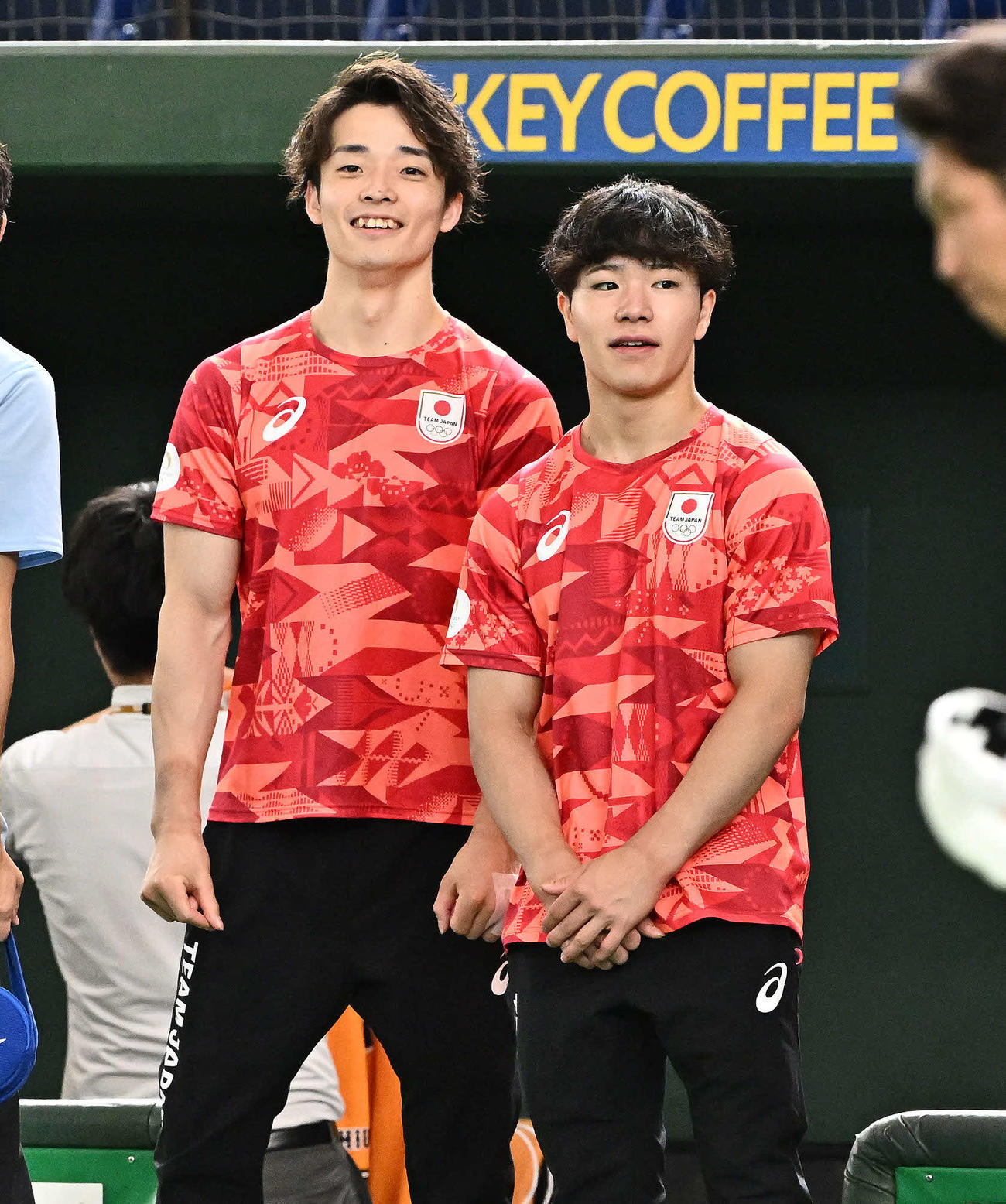 巨人対中日　試合前練習を見学するパリオリンピック体操男子日本代表の杉野（左）と岡（撮影・滝沢徹郎）
