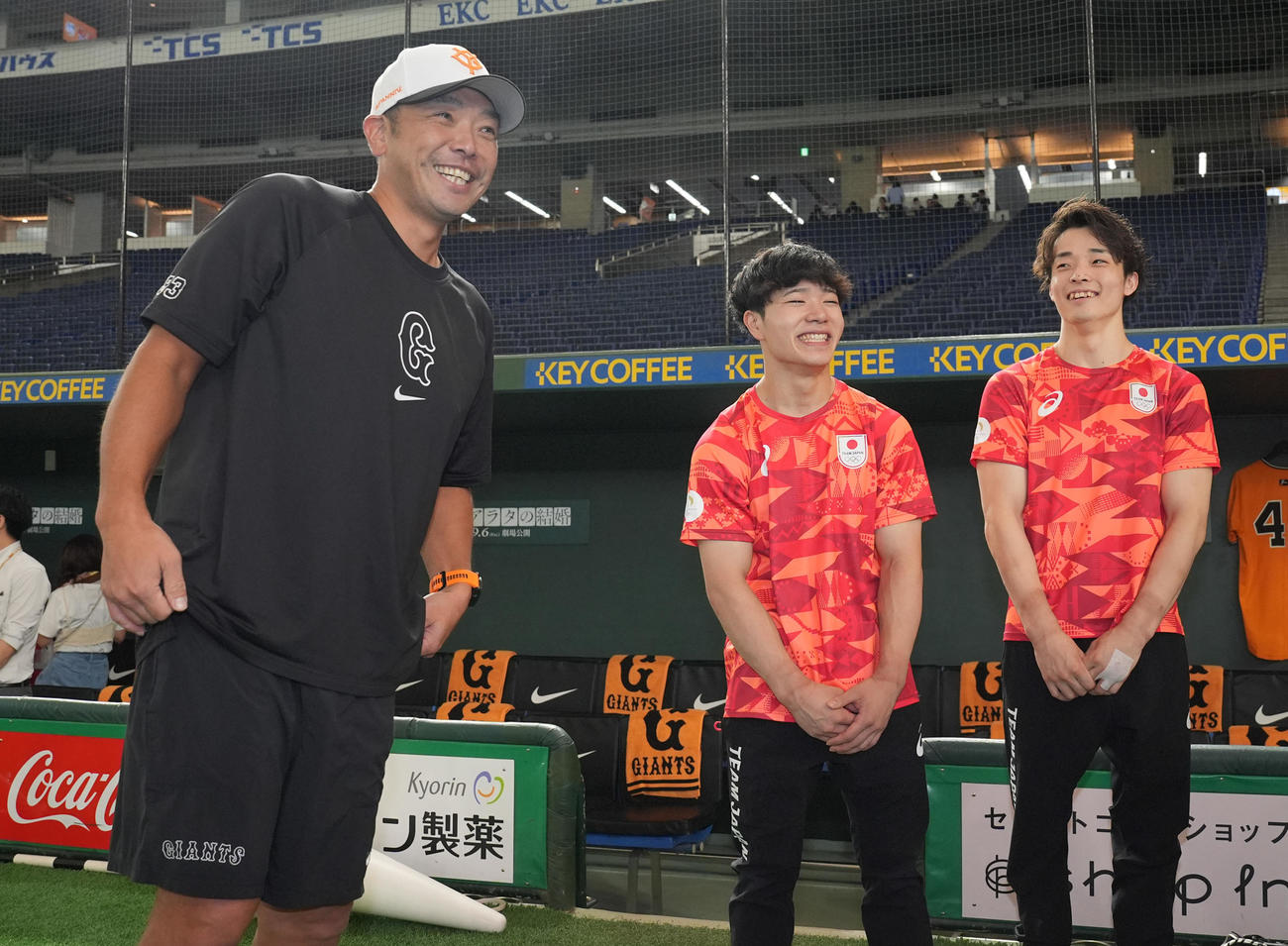 巨人阿部監督（左）と談笑するパリ五輪体操男子日本代表の岡（中央）と杉野（撮影・鈴木みどり）