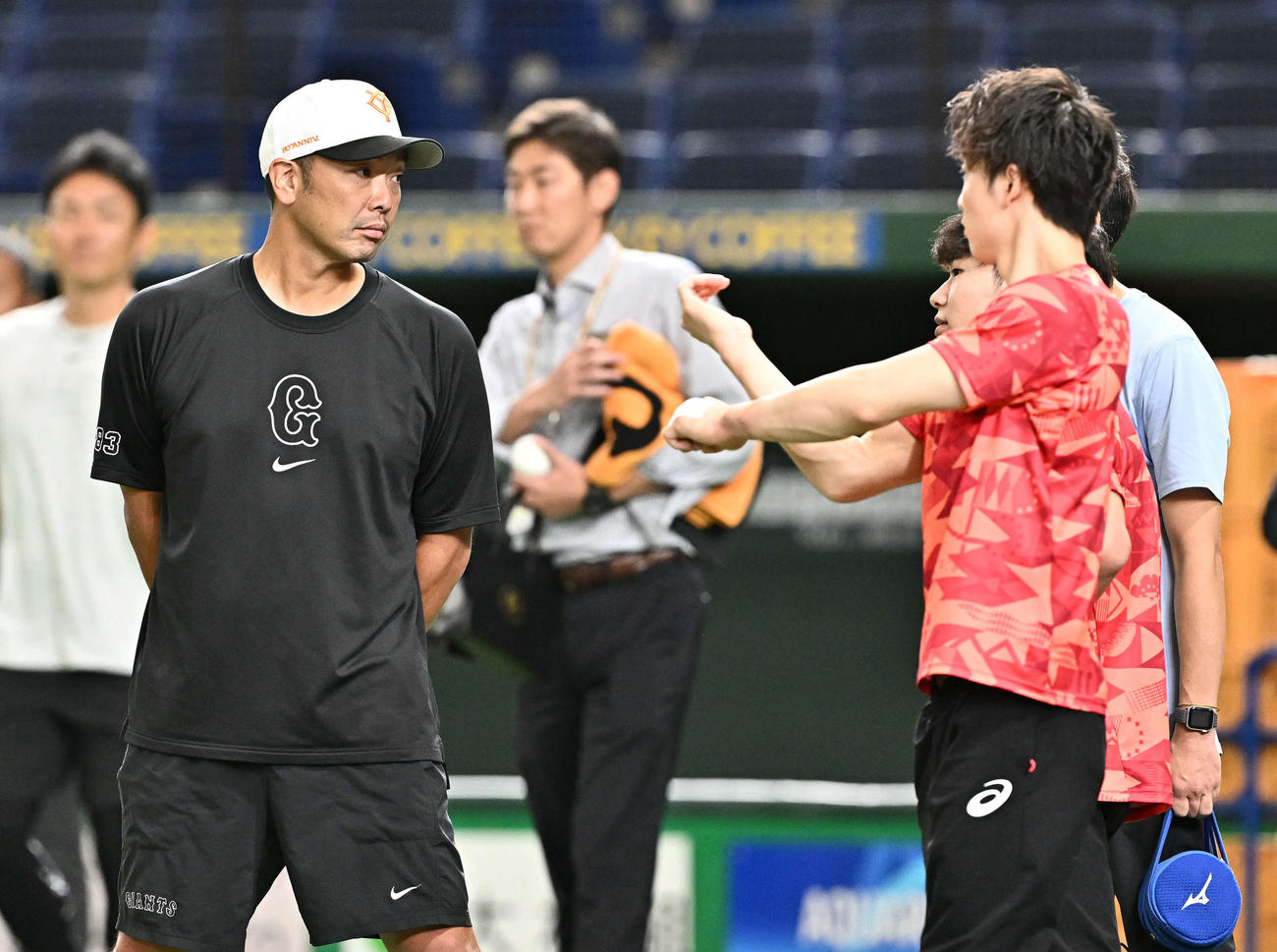 巨人対中日　試合前練習を見学するパリオリンピック体操男子日本代表の杉野（右手前）、岡（同2人目）と話す巨人阿部監督（撮影・滝沢徹郎）