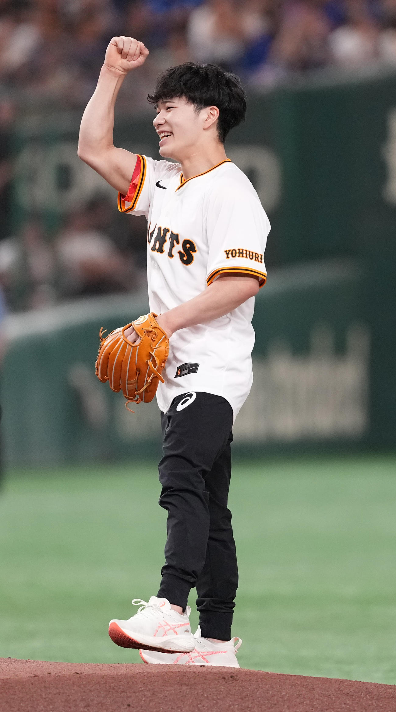 巨人対中日　始球式での投球後、ガッツポーズするパリ五輪体操男子日本代表の岡（撮影・鈴木みどり）