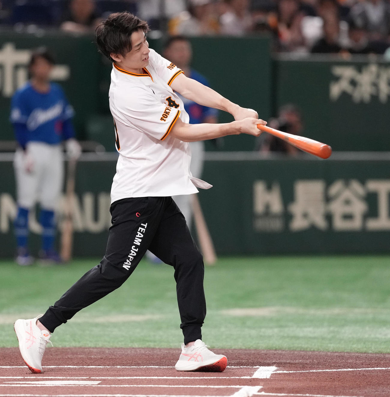 巨人対中日　始球式で打席に立つパリ五輪体操男子日本代表の杉野（撮影・鈴木みどり）