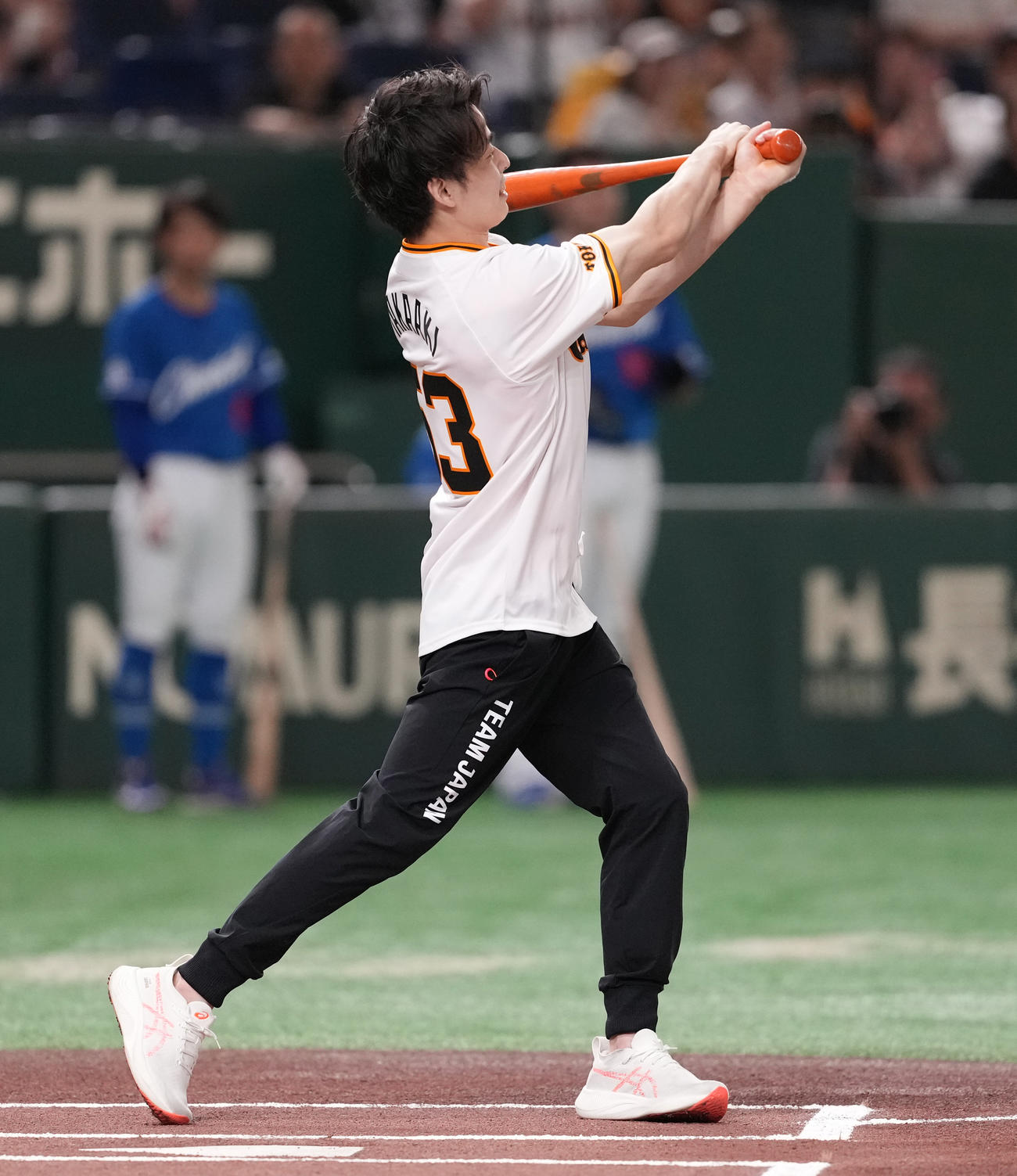 巨人対中日　始球式で打席に立つパリ五輪体操男子日本代表の杉野（撮影・鈴木みどり）