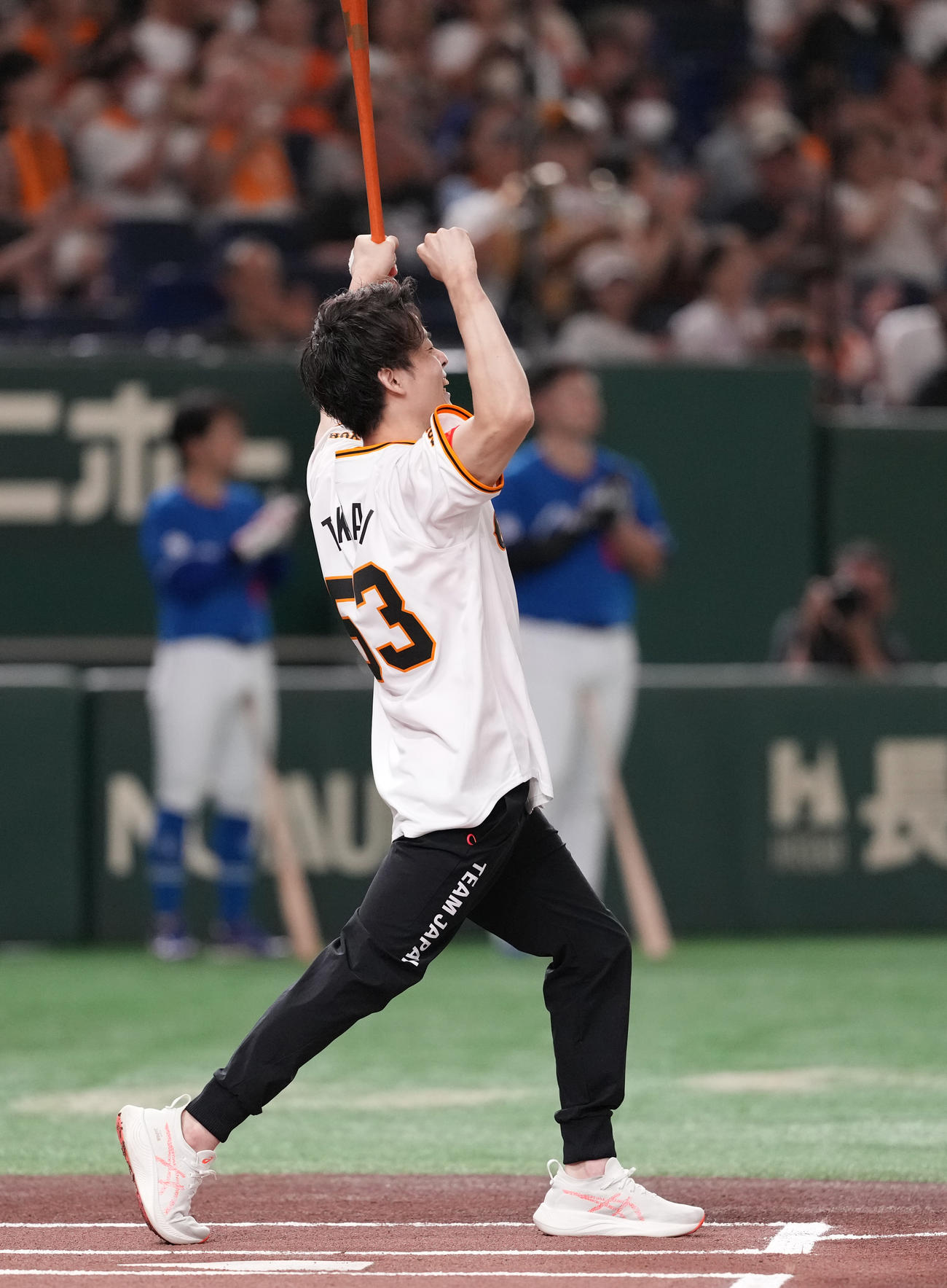 巨人対中日　始球式で打席に立った後、ガッツポーズするパリ五輪体操男子日本代表の杉野（撮影・鈴木みどり）