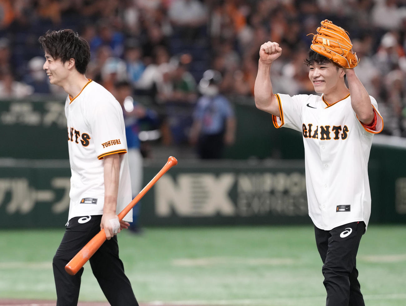 巨人対中日　始球式を終え、笑顔を見せるパリ五輪体操男子日本代表の岡（右）と杉野（撮影・鈴木みどり）