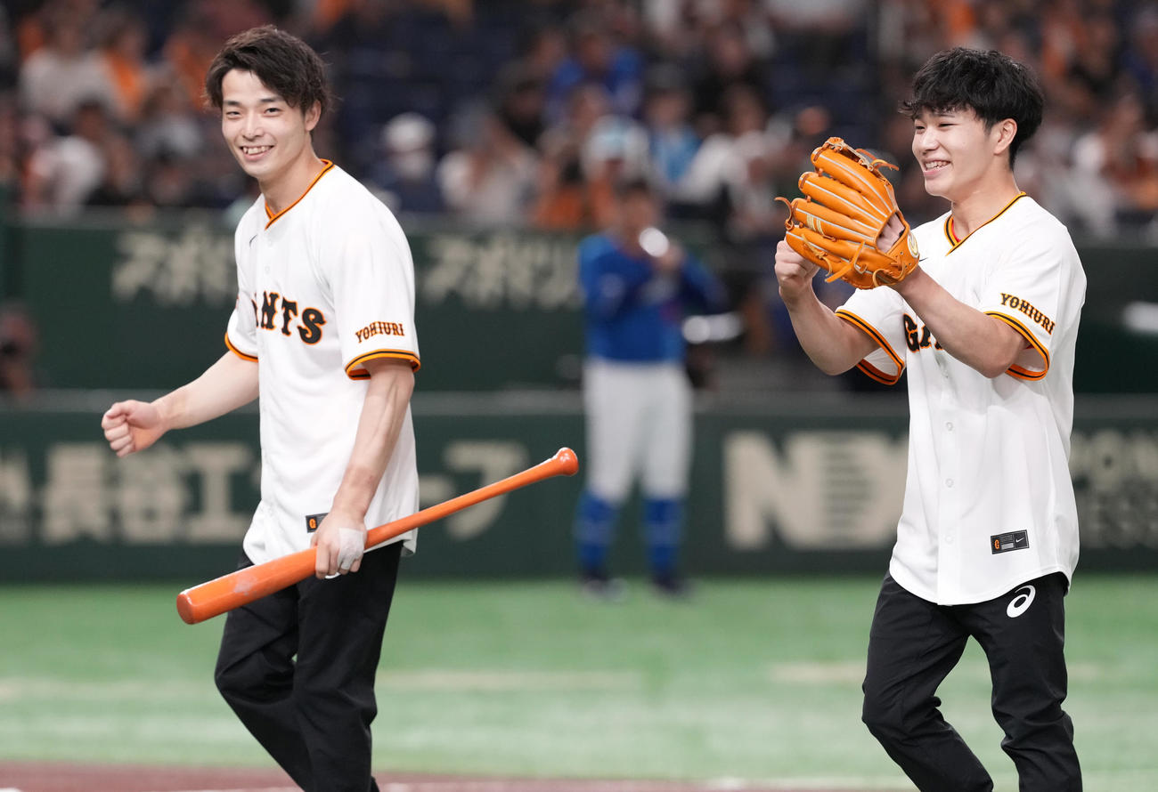 巨人対中日　始球式を終え、笑顔を見せるパリ五輪体操男子日本代表の岡（右）と杉野（撮影・鈴木みどり）