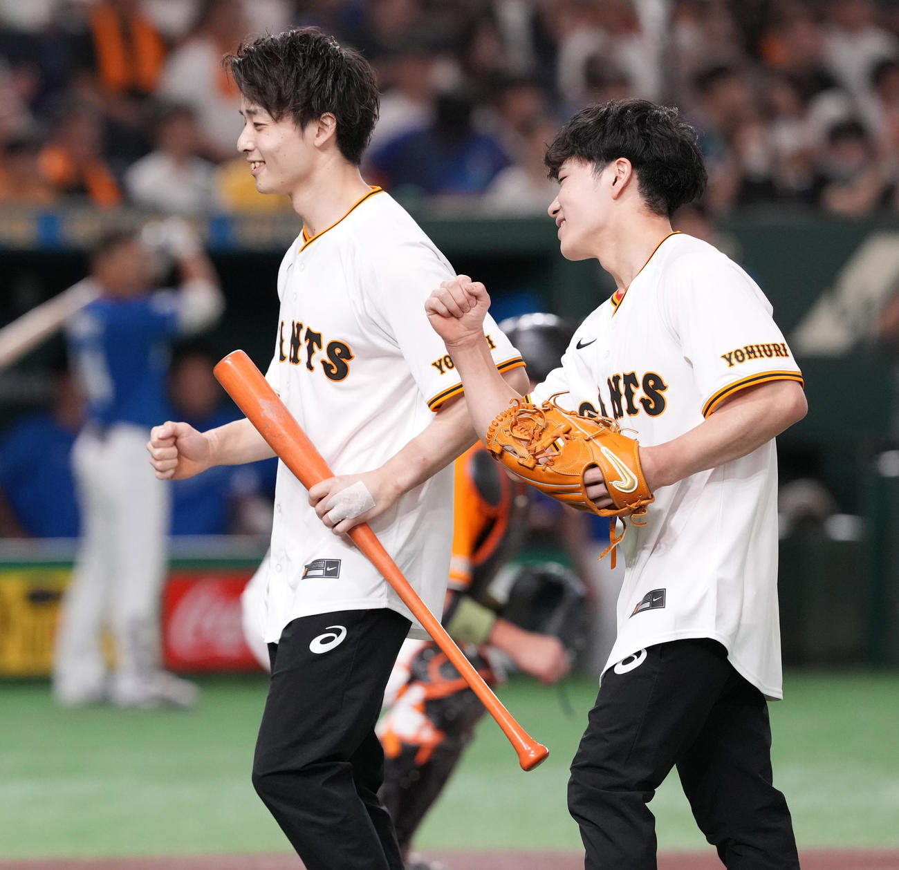 巨人対中日　始球式を終え、笑顔を見せるパリ五輪体操男子日本代表の岡（右）と杉野（撮影・鈴木みどり）